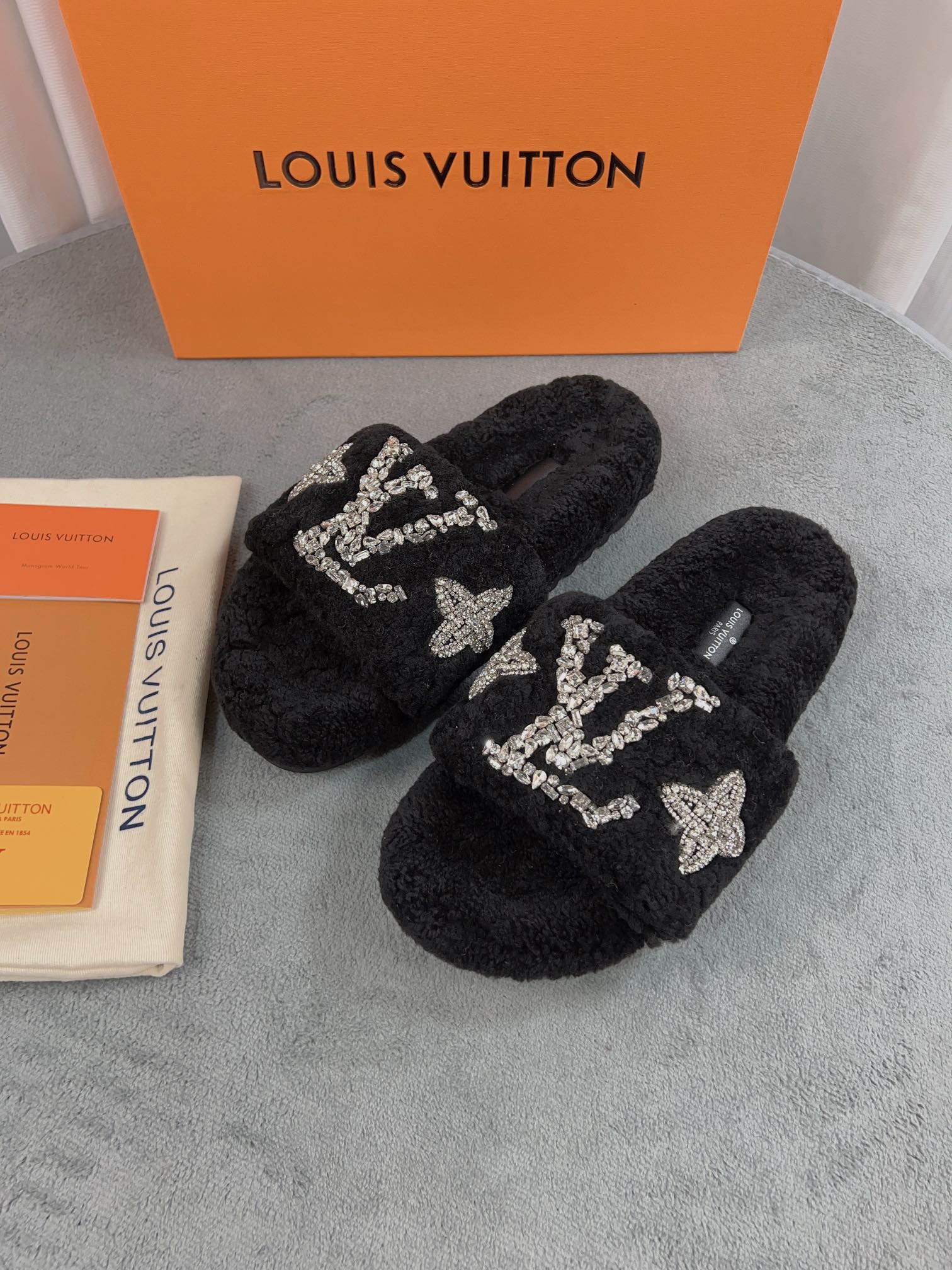 LV 高仿毛絨拖鞋 黑色水鑽刺繡款｜歐美奢侈品精品推薦
