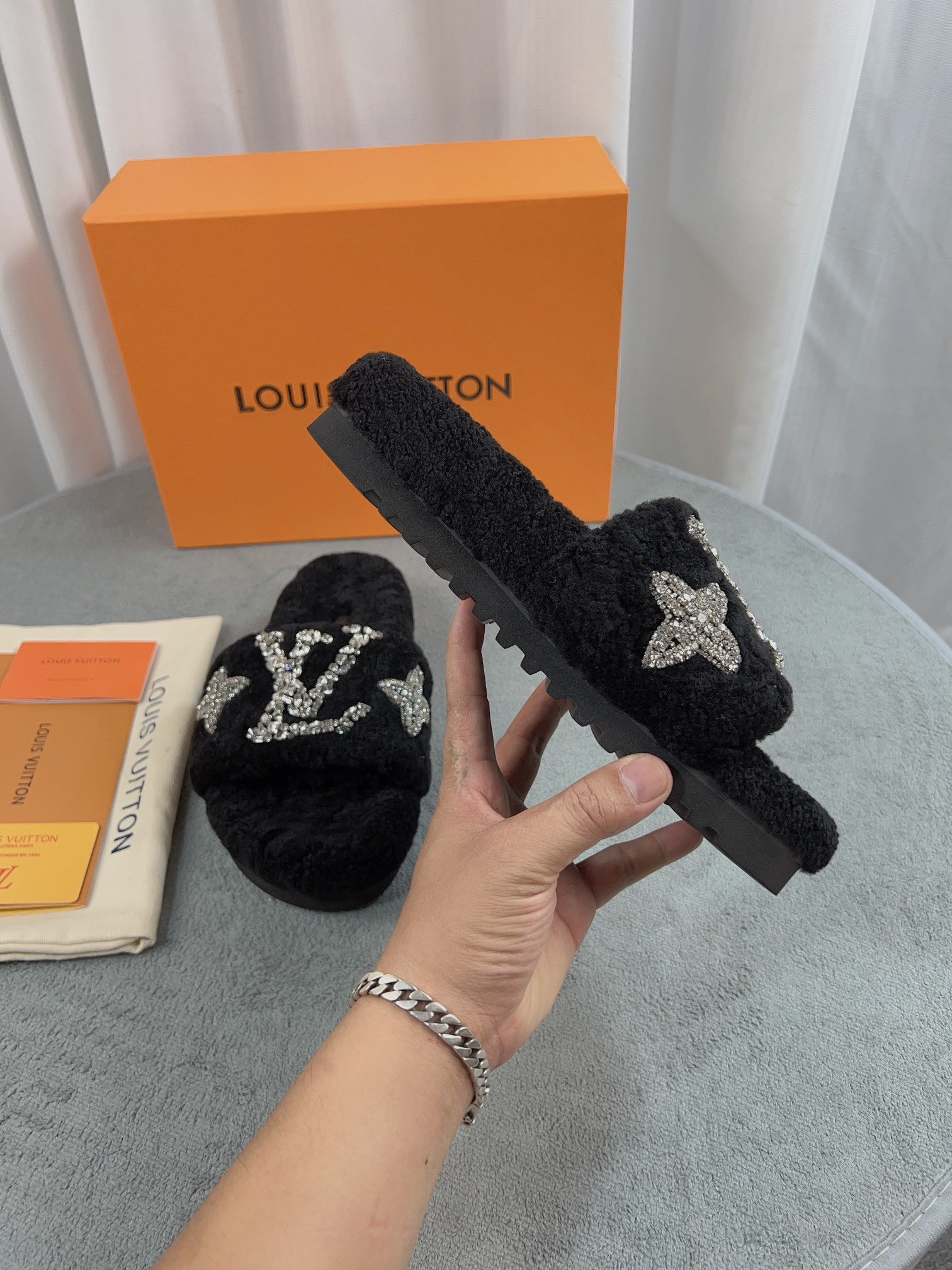 LV 高仿毛絨拖鞋 黑色水鑽刺繡款｜歐美奢侈品精品推薦