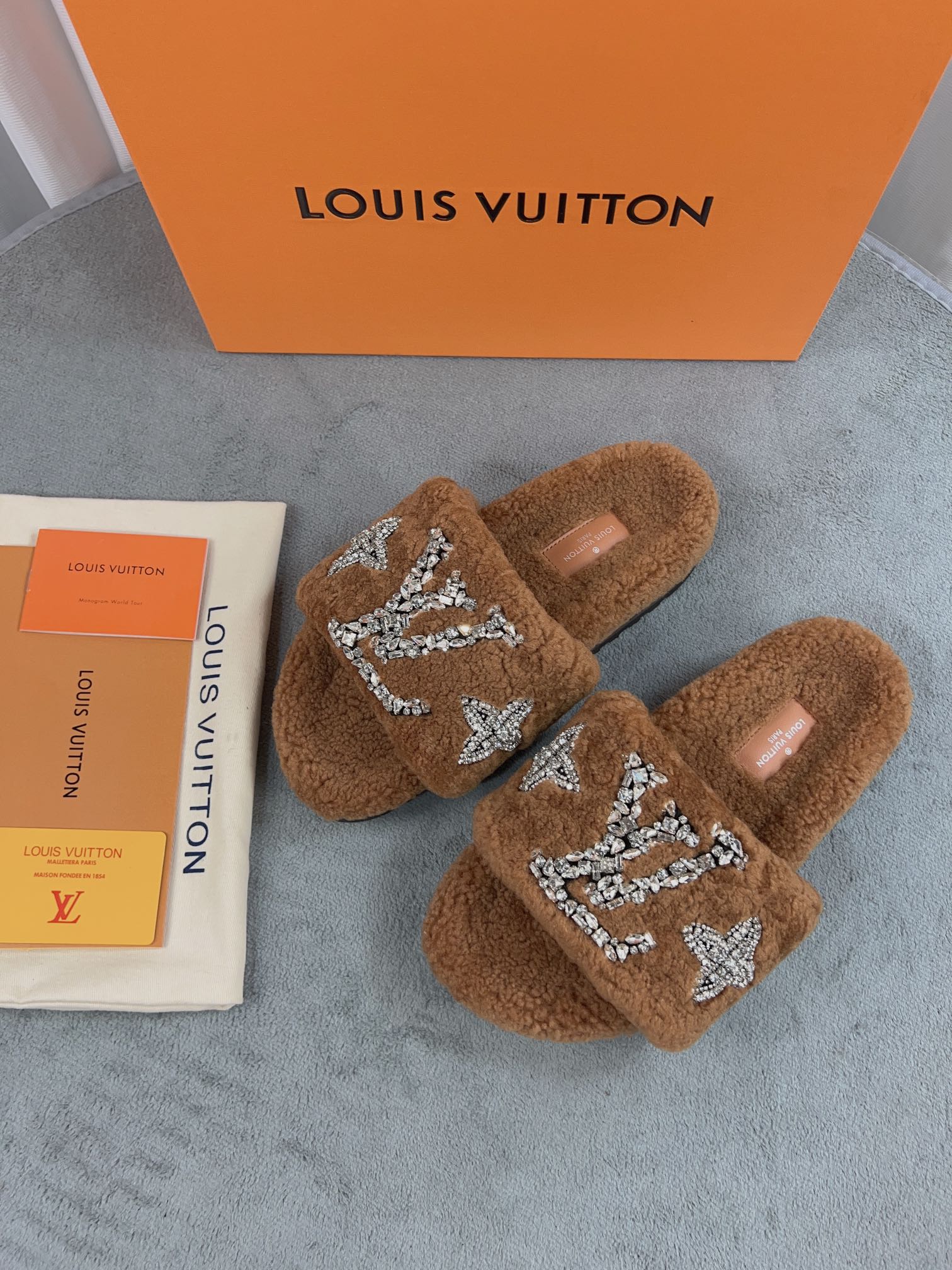 LV 高仿毛絨拖鞋 棕色水鑽刺繡款｜歐美奢侈品精品推薦