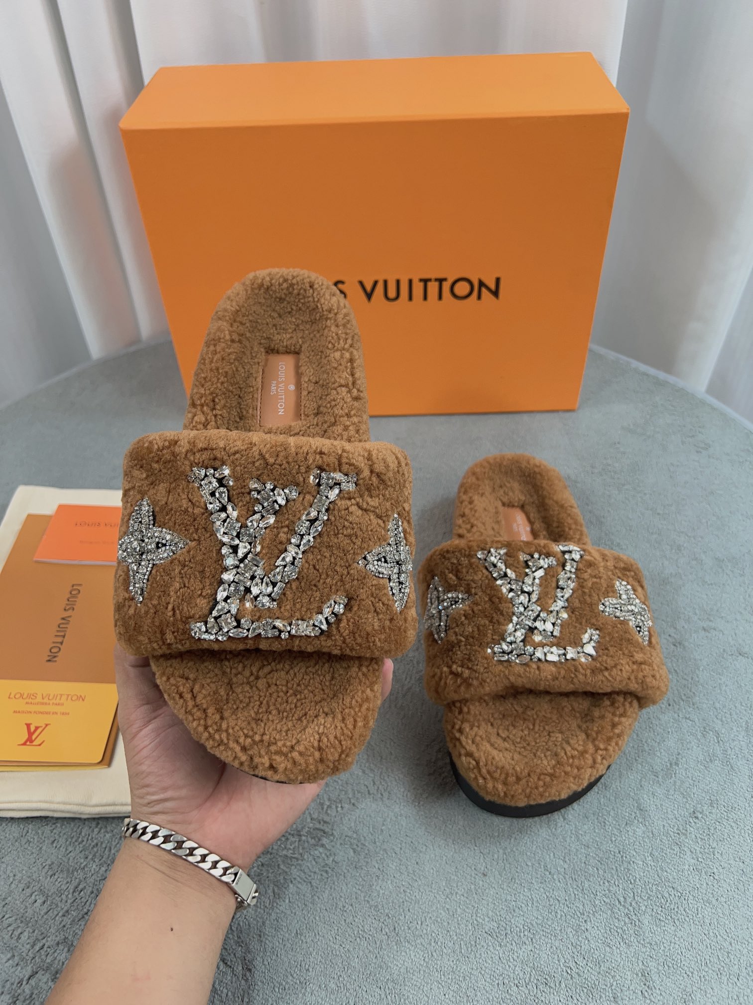 LV 高仿毛絨拖鞋 棕色水鑽刺繡款｜歐美奢侈品精品推薦
