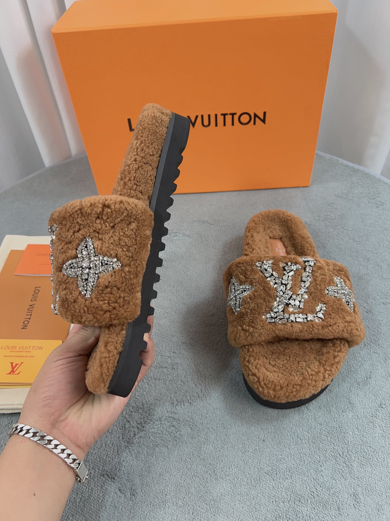 LV 高仿毛絨拖鞋 棕色水鑽刺繡款｜歐美奢侈品精品推薦