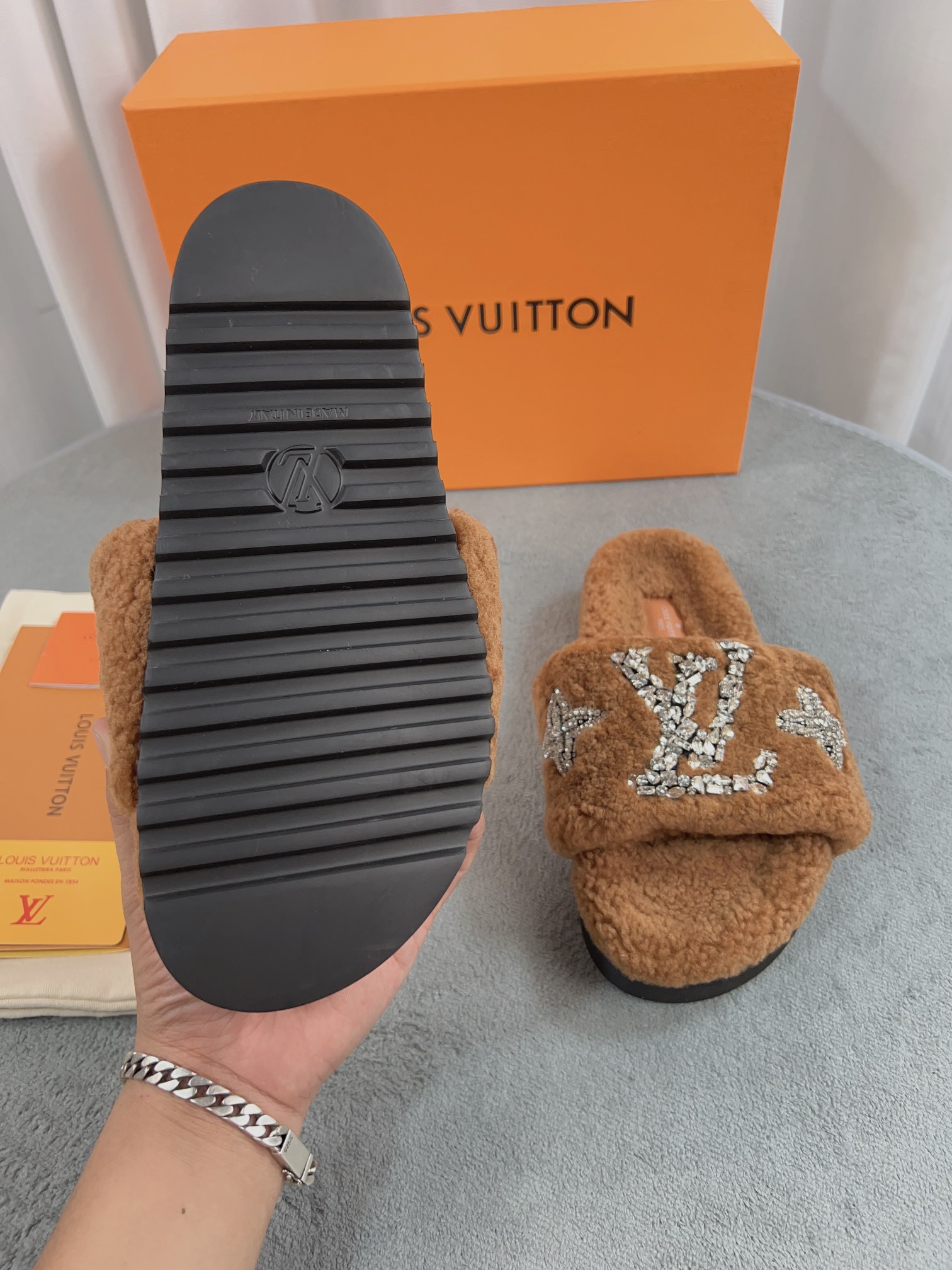 LV 高仿毛絨拖鞋 棕色水鑽刺繡款｜歐美奢侈品精品推薦