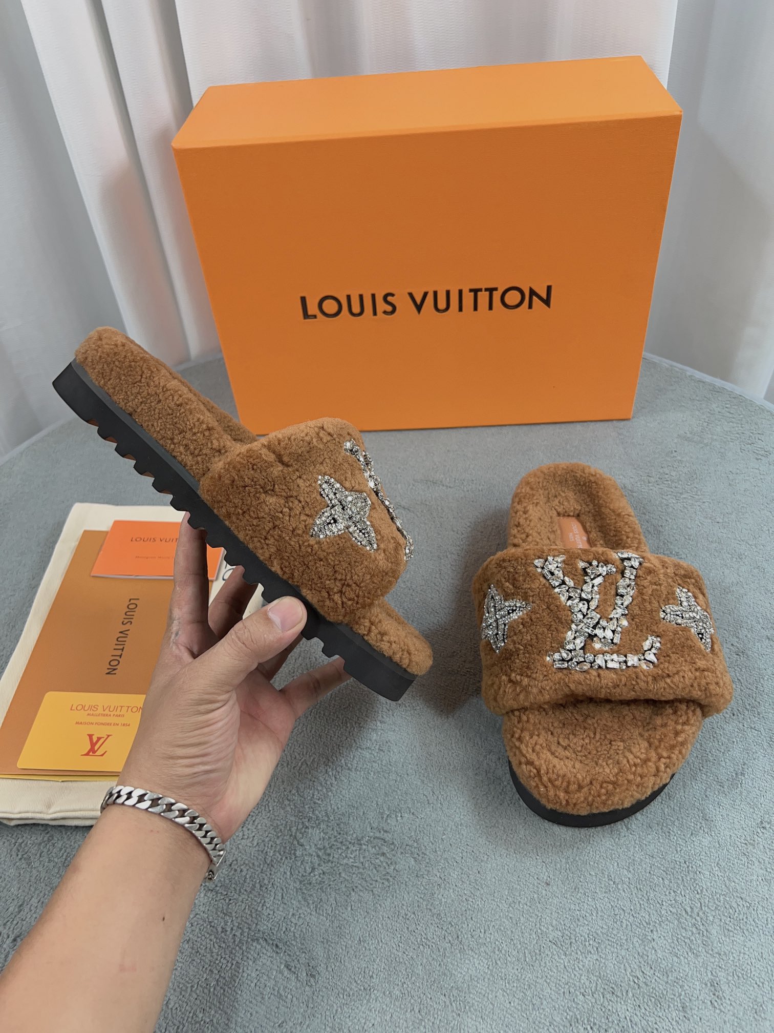LV 高仿毛絨拖鞋 棕色水鑽刺繡款｜歐美奢侈品精品推薦