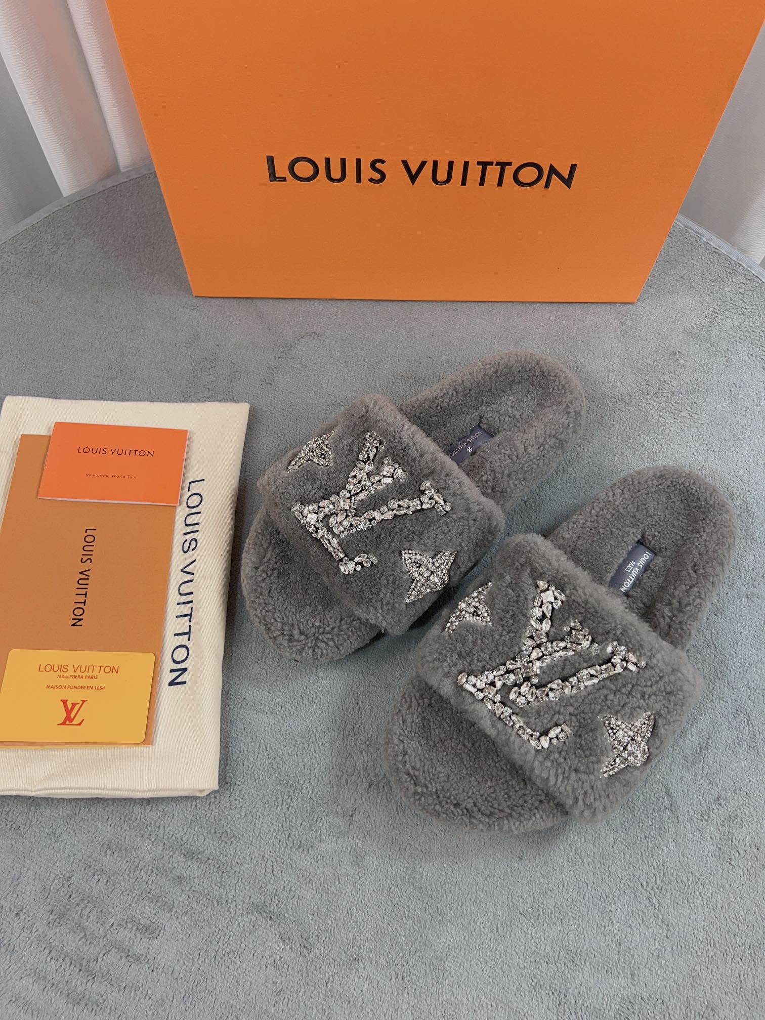 LV 高仿毛絨拖鞋 灰色水鑽奢華款｜歐美奢侈品精品推薦
