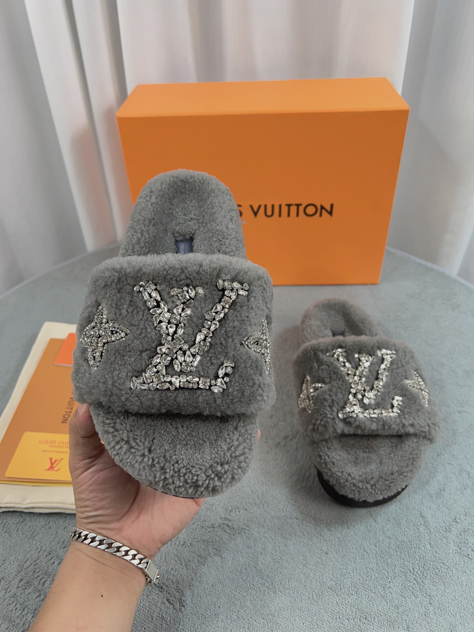 LV 高仿毛絨拖鞋 灰色水鑽奢華款｜歐美奢侈品精品推薦