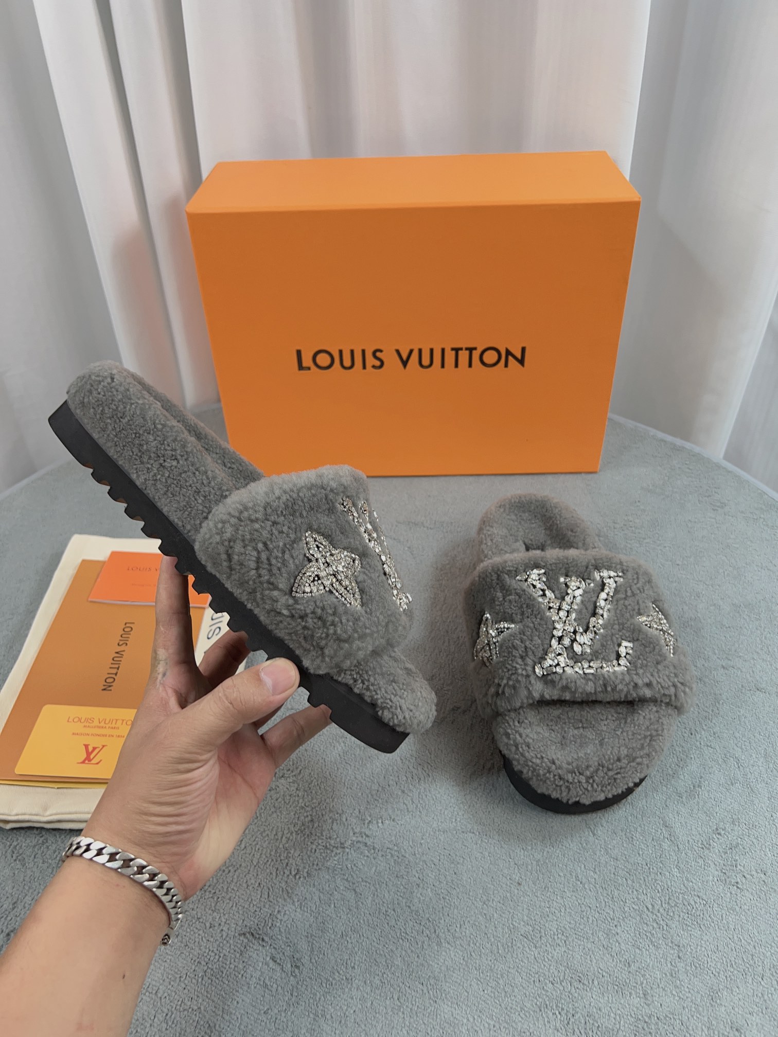 LV 高仿毛絨拖鞋 灰色水鑽奢華款｜歐美奢侈品精品推薦