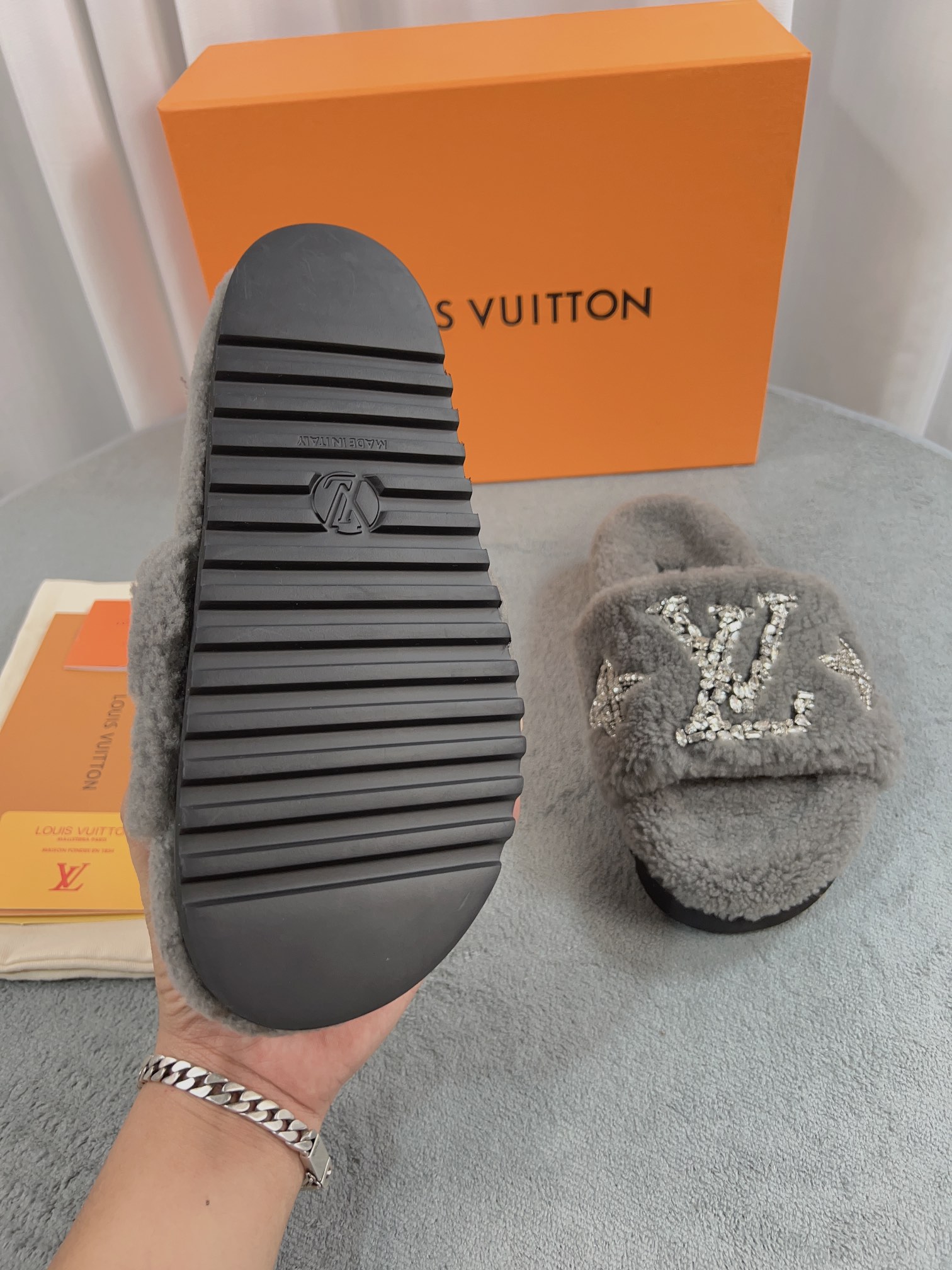 LV 高仿毛絨拖鞋 灰色水鑽奢華款｜歐美奢侈品精品推薦