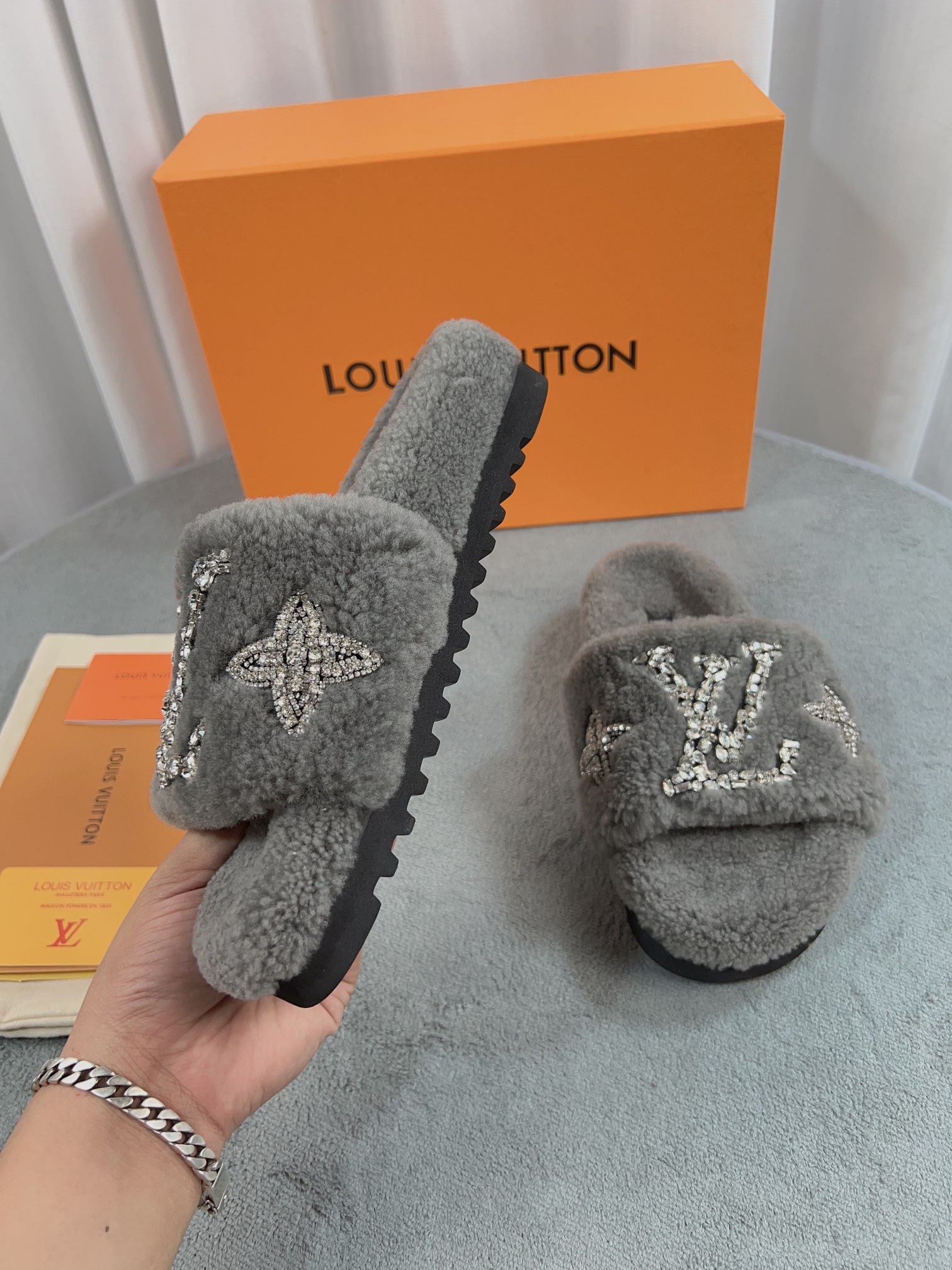 LV 高仿毛絨拖鞋 灰色水鑽奢華款｜歐美奢侈品精品推薦