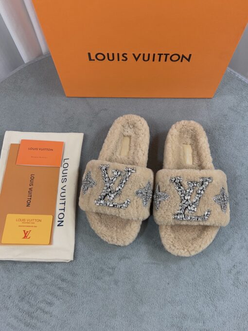 LV 高仿毛絨拖鞋 米色水鑽刺繡款