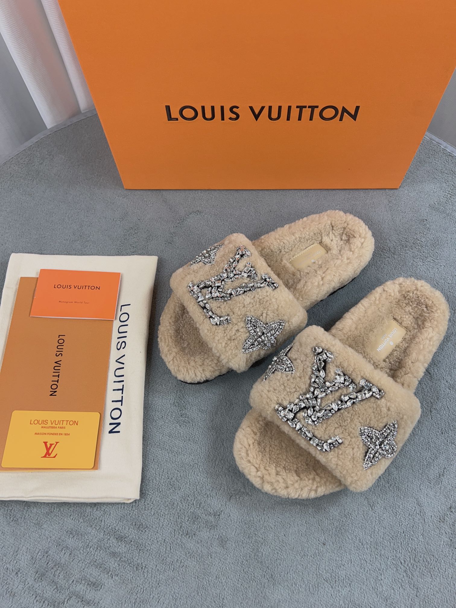 LV 高仿毛絨拖鞋 米色水鑽刺繡款｜歐美奢侈品精品推薦
