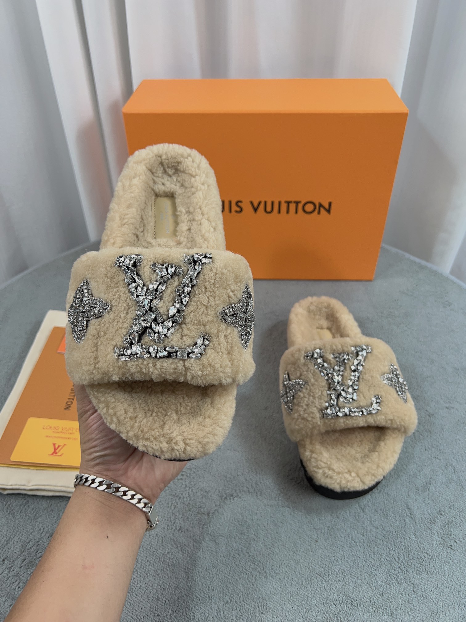 LV 高仿毛絨拖鞋 米色水鑽刺繡款｜歐美奢侈品精品推薦