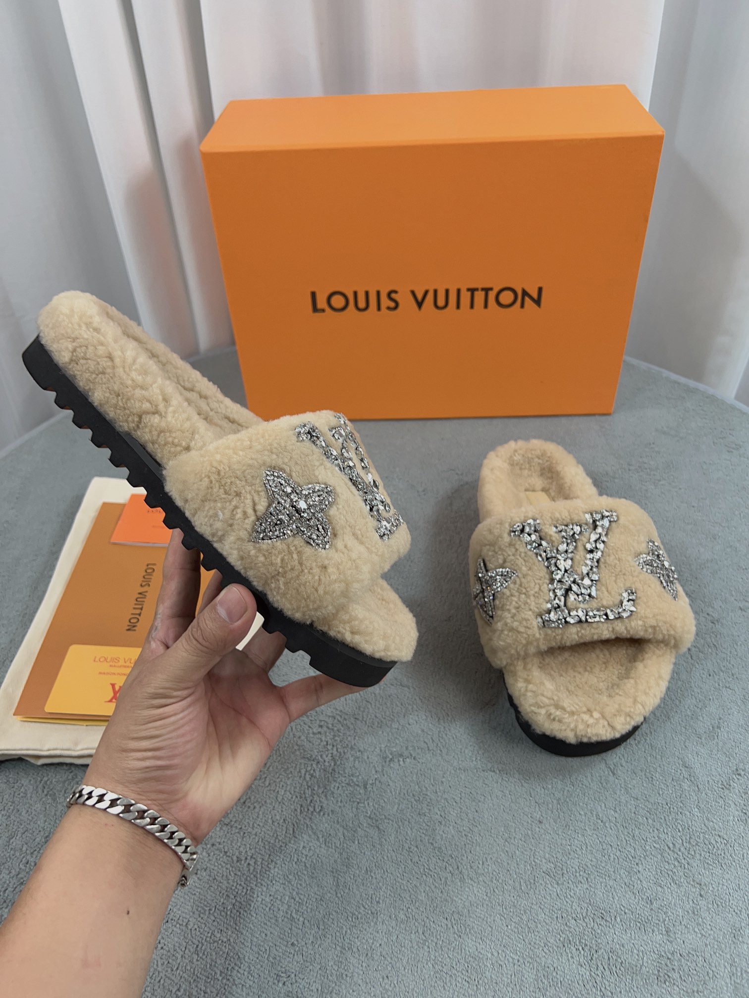 LV 高仿毛絨拖鞋 米色水鑽刺繡款｜歐美奢侈品精品推薦