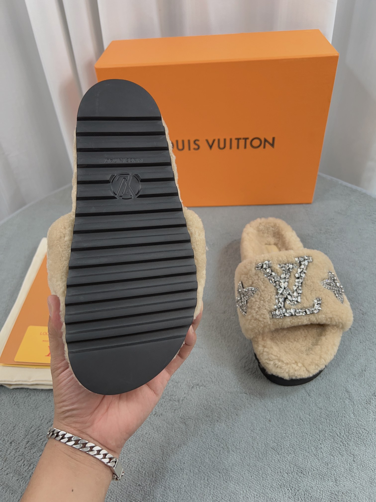 LV 高仿毛絨拖鞋 米色水鑽刺繡款｜歐美奢侈品精品推薦