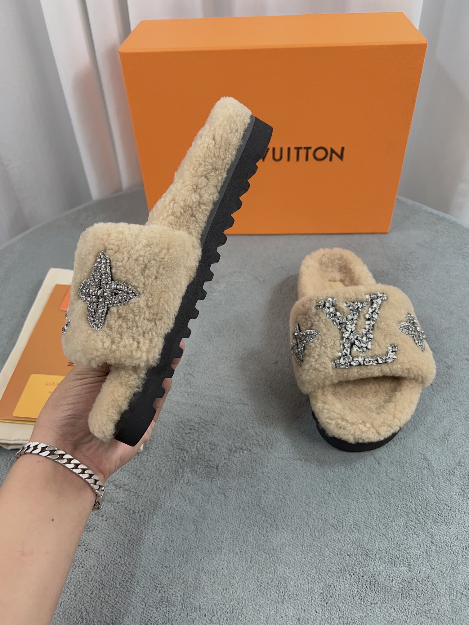 LV 高仿毛絨拖鞋 米色水鑽刺繡款｜歐美奢侈品精品推薦