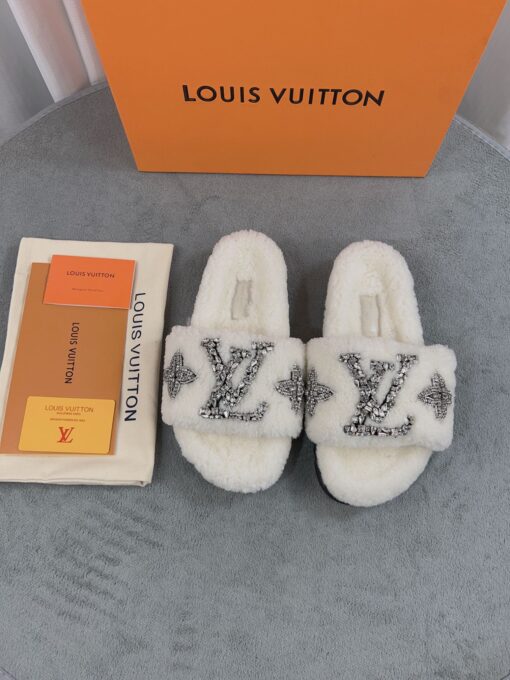 LV 高仿毛絨拖鞋 白色水鑽刺繡款