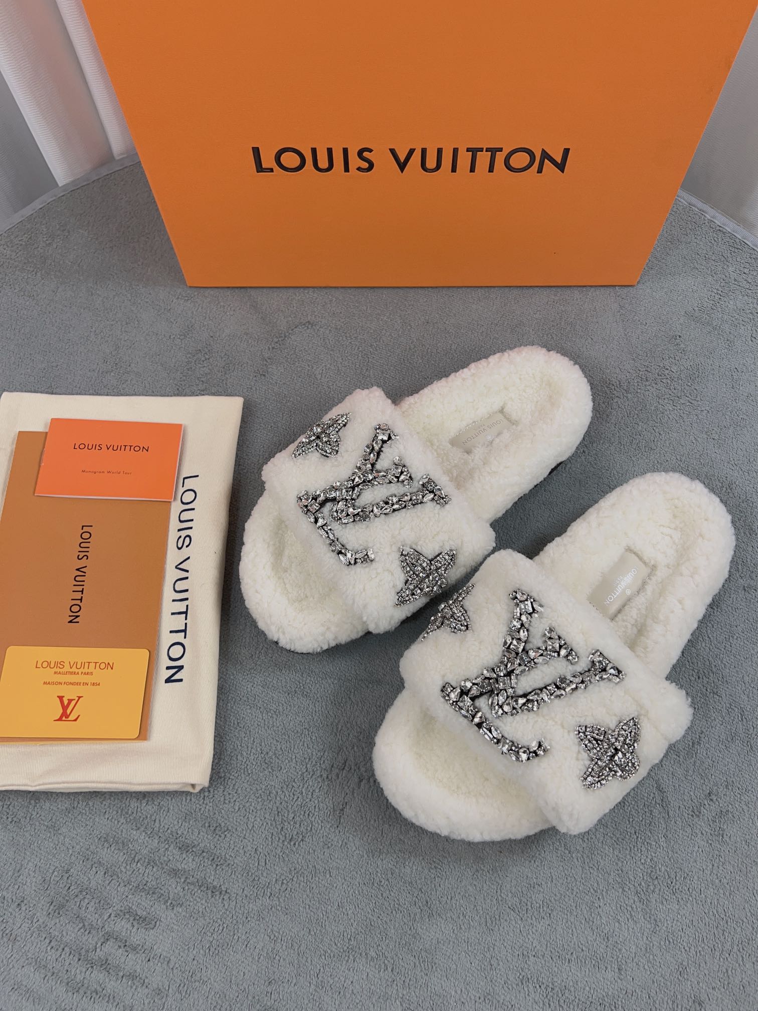 LV 高仿毛絨拖鞋 白色水鑽刺繡款｜歐美奢侈品精品推薦