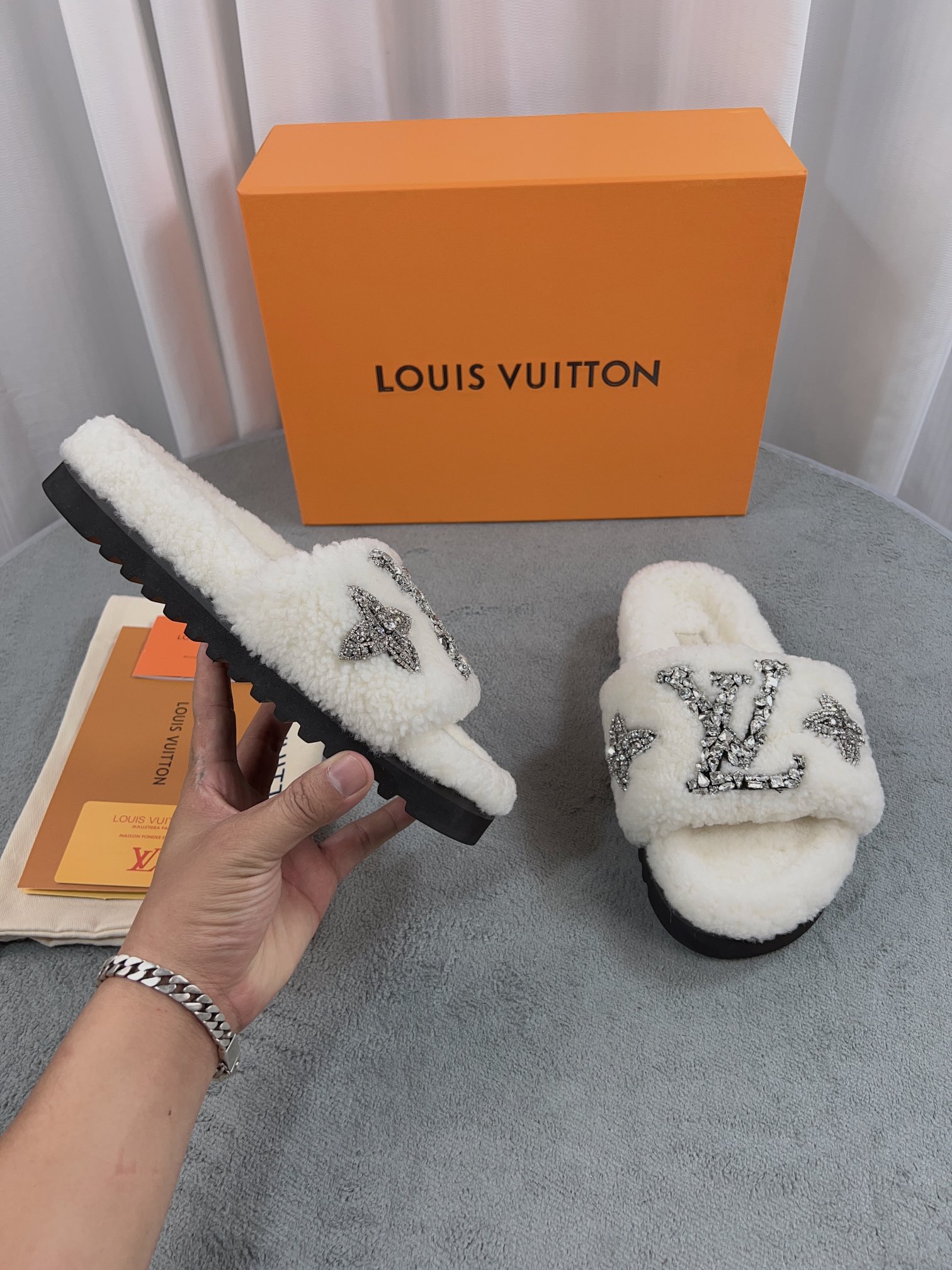 LV 高仿毛絨拖鞋 白色水鑽刺繡款｜歐美奢侈品精品推薦