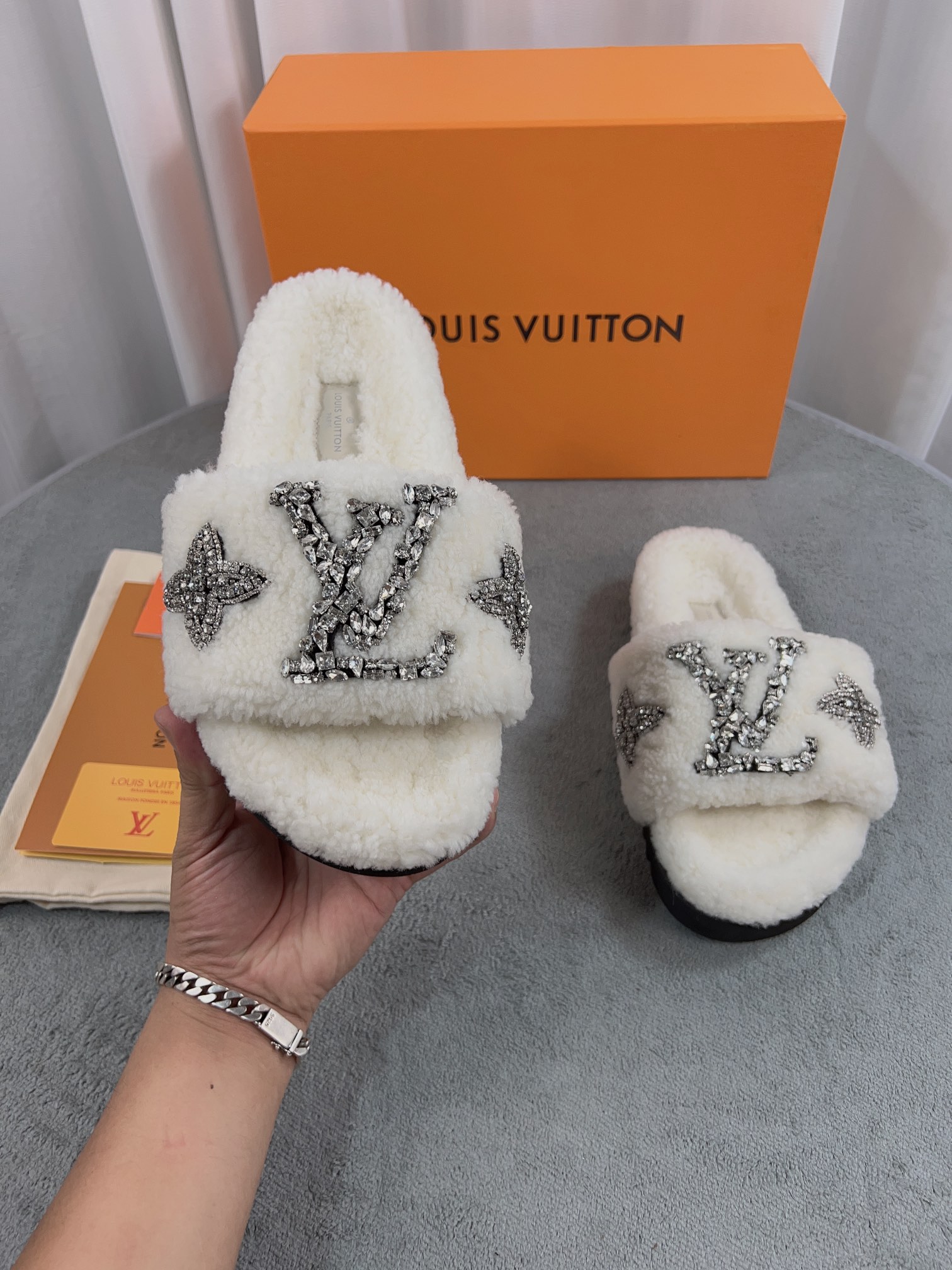 LV 高仿毛絨拖鞋 白色水鑽刺繡款｜歐美奢侈品精品推薦