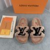LV 高仿毛絨拖鞋 卡其色大LOGO刺繡款｜歐美奢侈品精品推薦