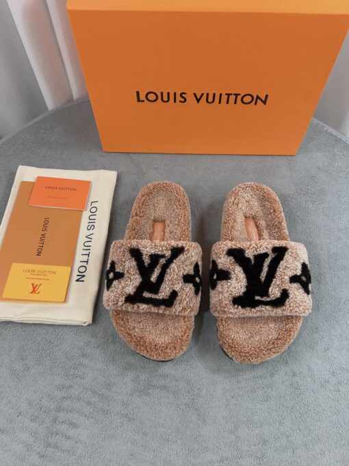 LV 高仿毛絨拖鞋 卡其色大LOGO刺繡款