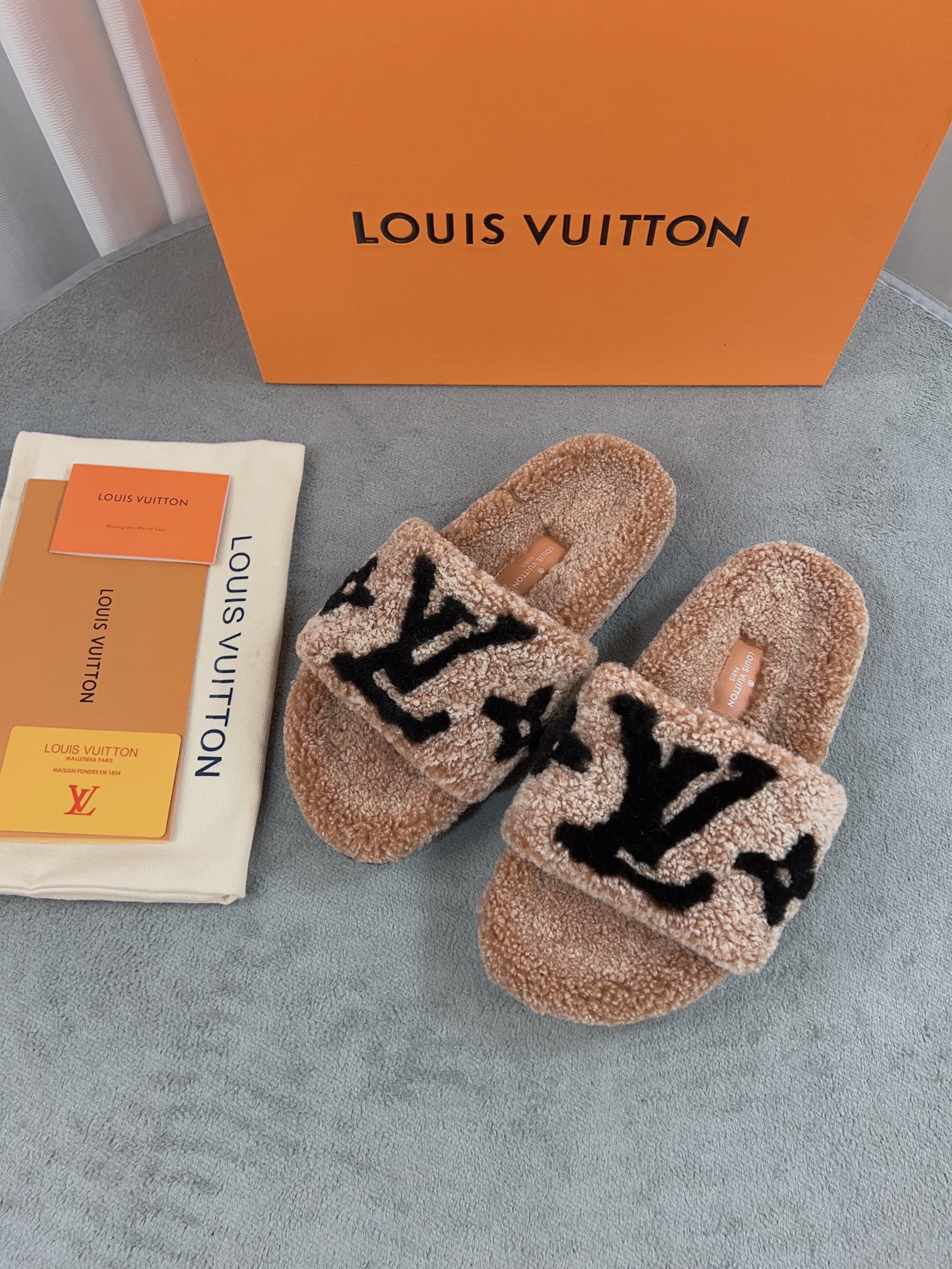 LV 高仿毛絨拖鞋 卡其色大LOGO刺繡款｜歐美奢侈品精品推薦