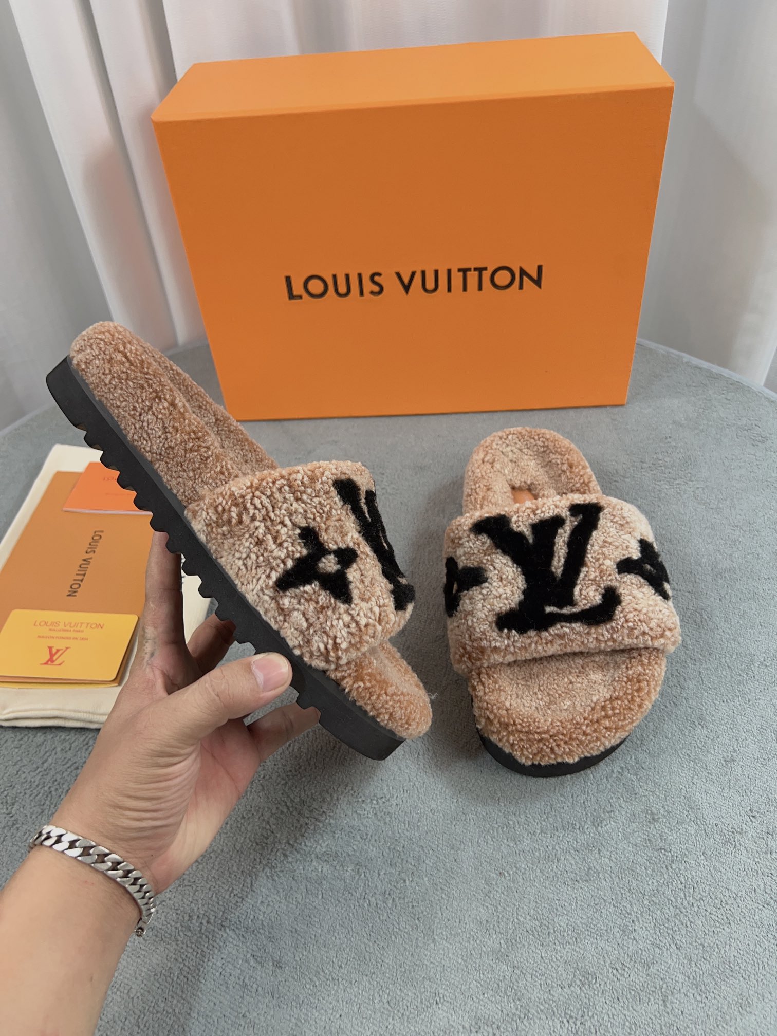 LV 高仿毛絨拖鞋 卡其色大LOGO刺繡款｜歐美奢侈品精品推薦