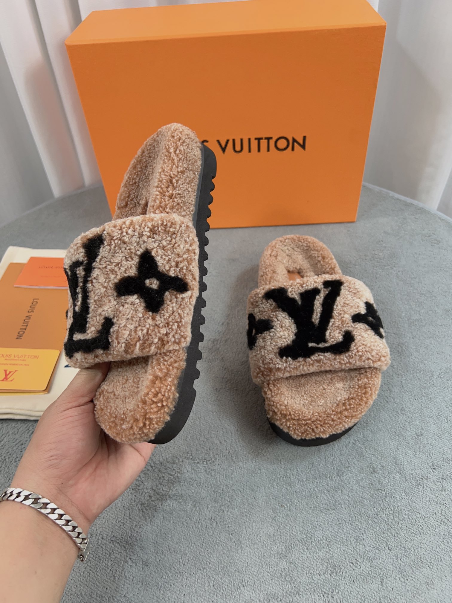 LV 高仿毛絨拖鞋 卡其色大LOGO刺繡款｜歐美奢侈品精品推薦