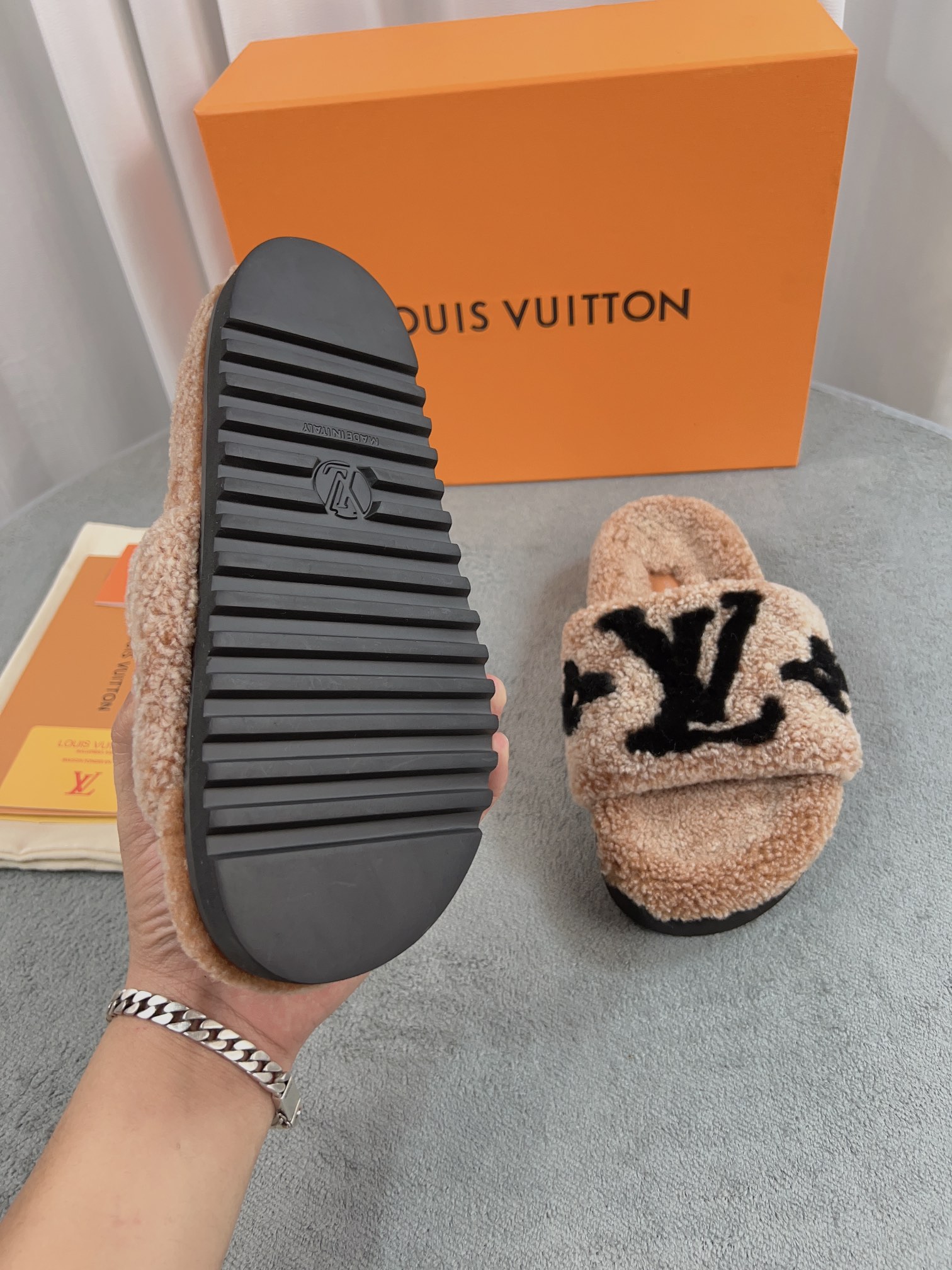 LV 高仿毛絨拖鞋 卡其色大LOGO刺繡款｜歐美奢侈品精品推薦
