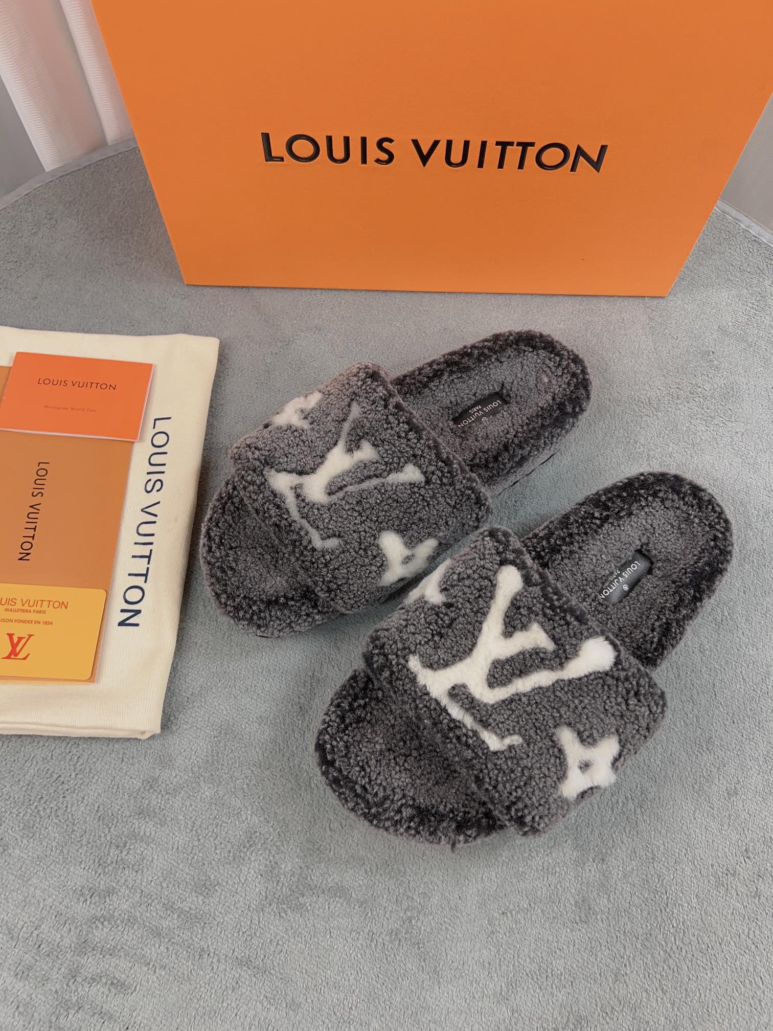 LV 高仿毛絨拖鞋 深灰白大LOGO休閒款｜歐美奢侈品精品推薦