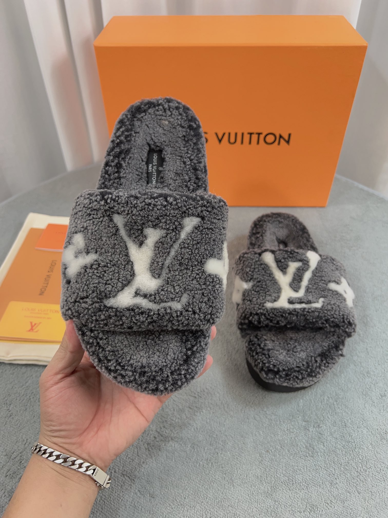 LV 高仿毛絨拖鞋 深灰白大LOGO休閒款｜歐美奢侈品精品推薦