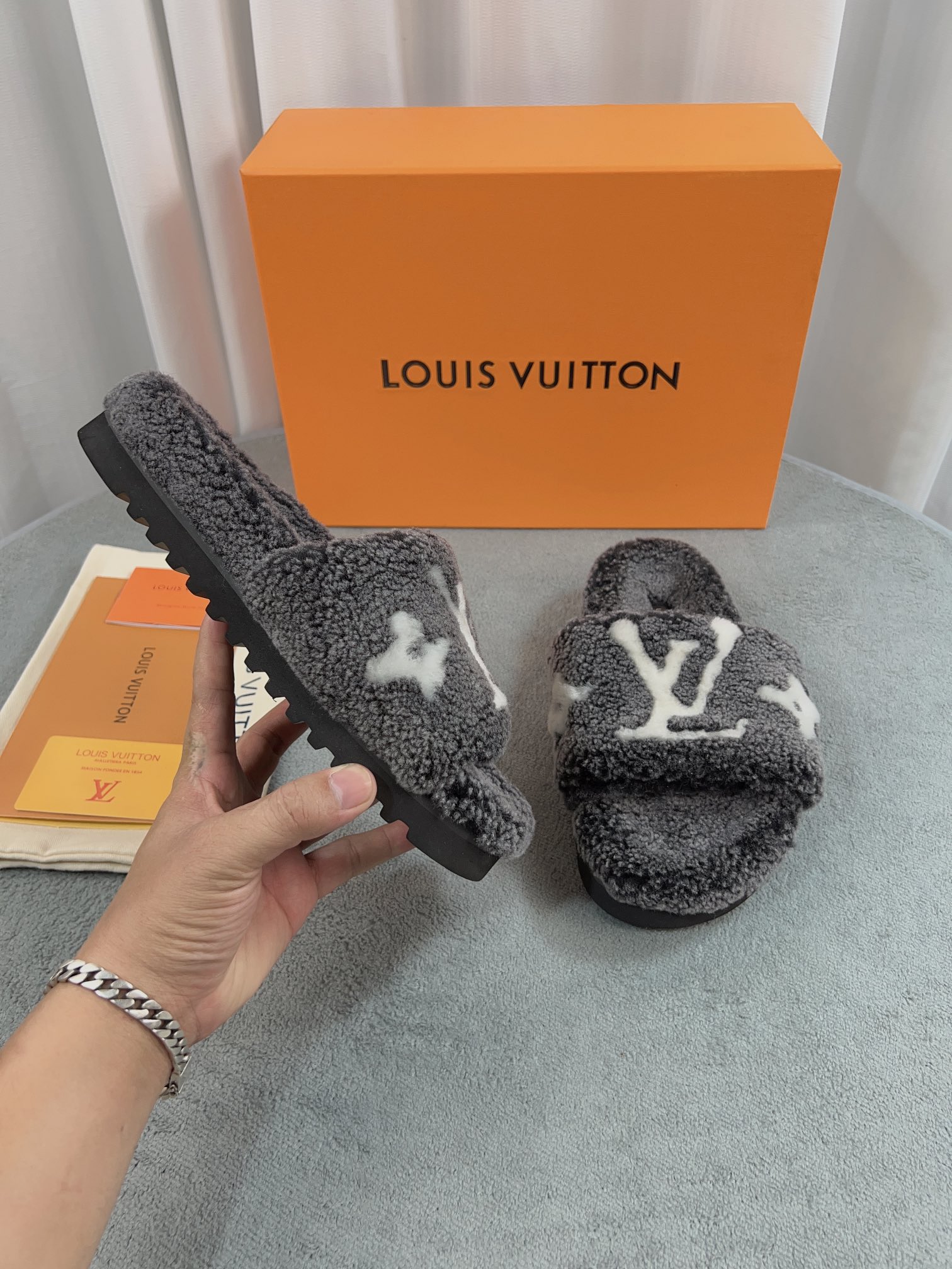 LV 高仿毛絨拖鞋 深灰白大LOGO休閒款｜歐美奢侈品精品推薦