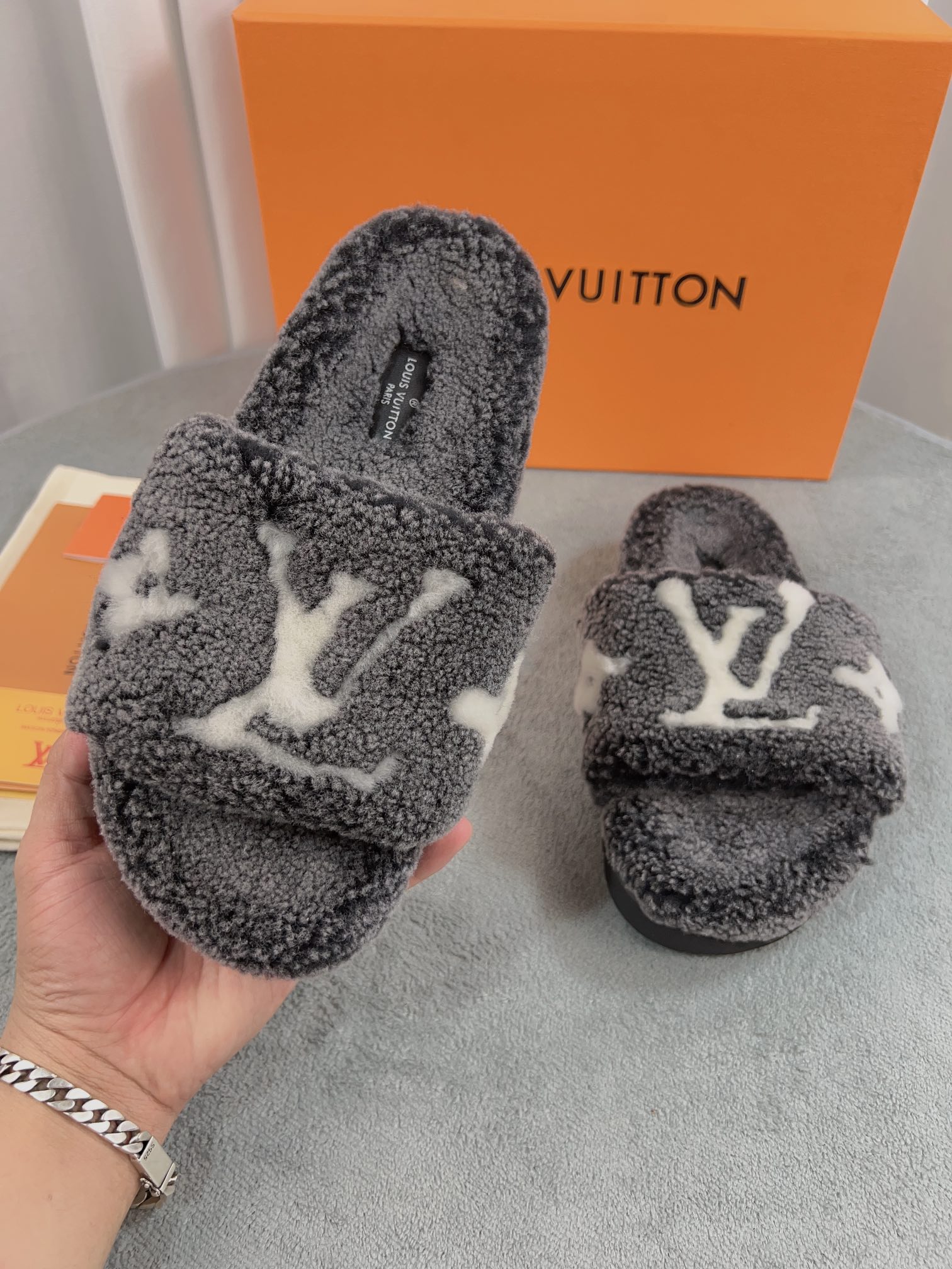 LV 高仿毛絨拖鞋 深灰白大LOGO休閒款｜歐美奢侈品精品推薦
