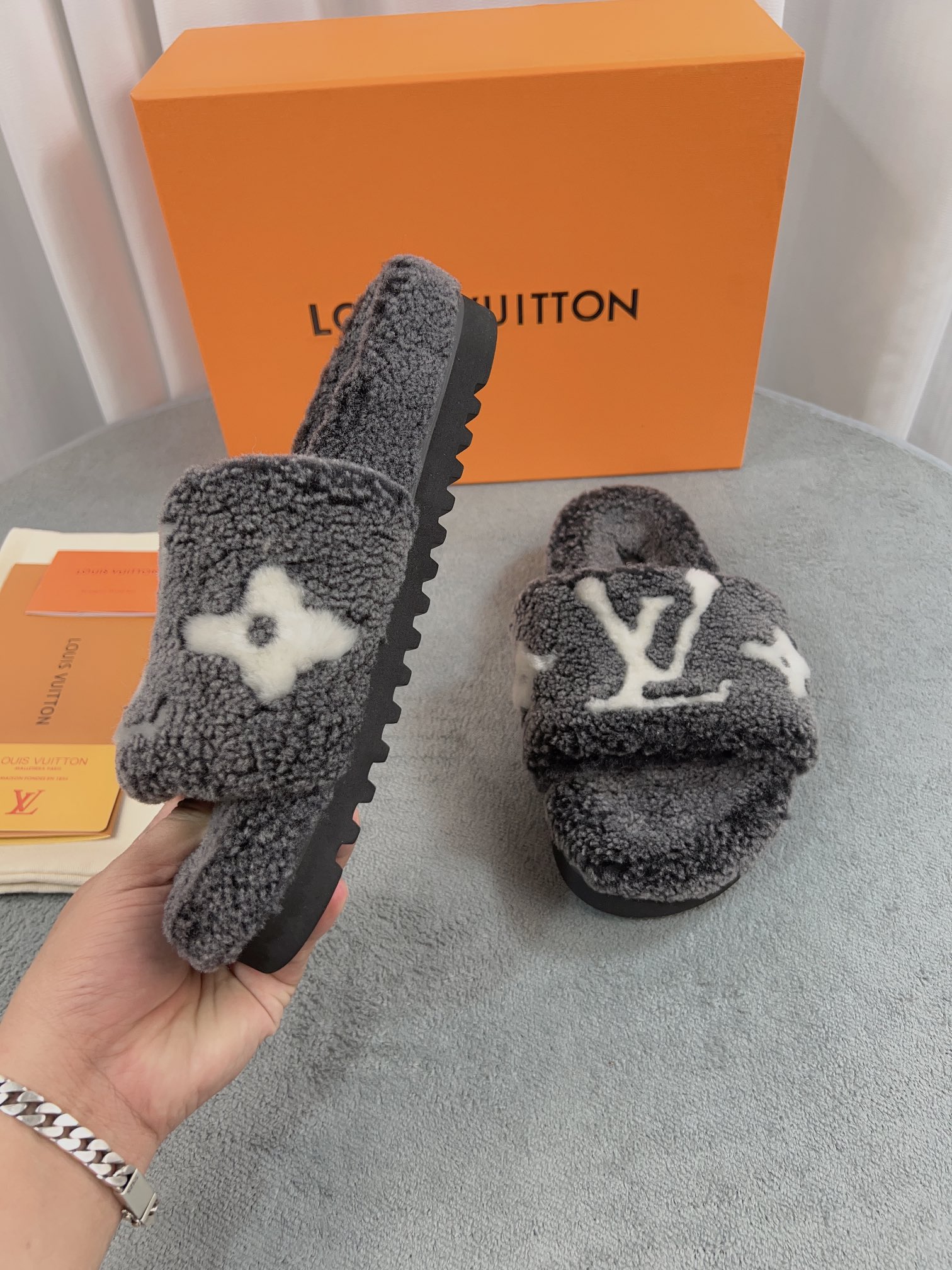 LV 高仿毛絨拖鞋 深灰白大LOGO休閒款｜歐美奢侈品精品推薦