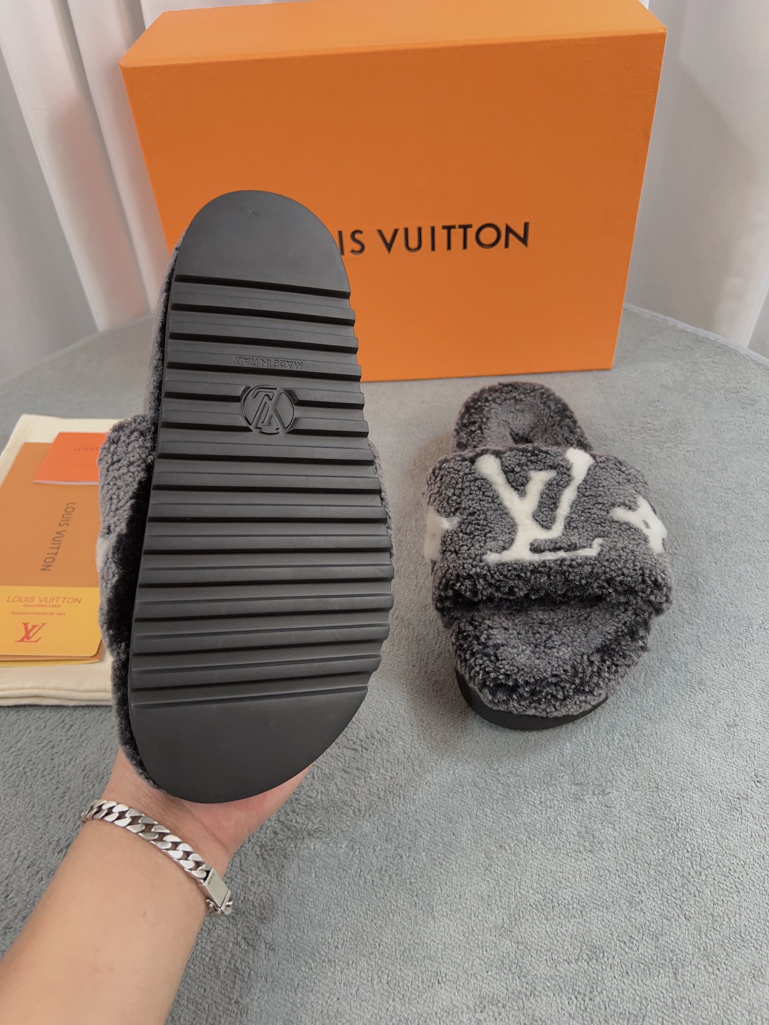 LV 高仿毛絨拖鞋 深灰白大LOGO休閒款｜歐美奢侈品精品推薦