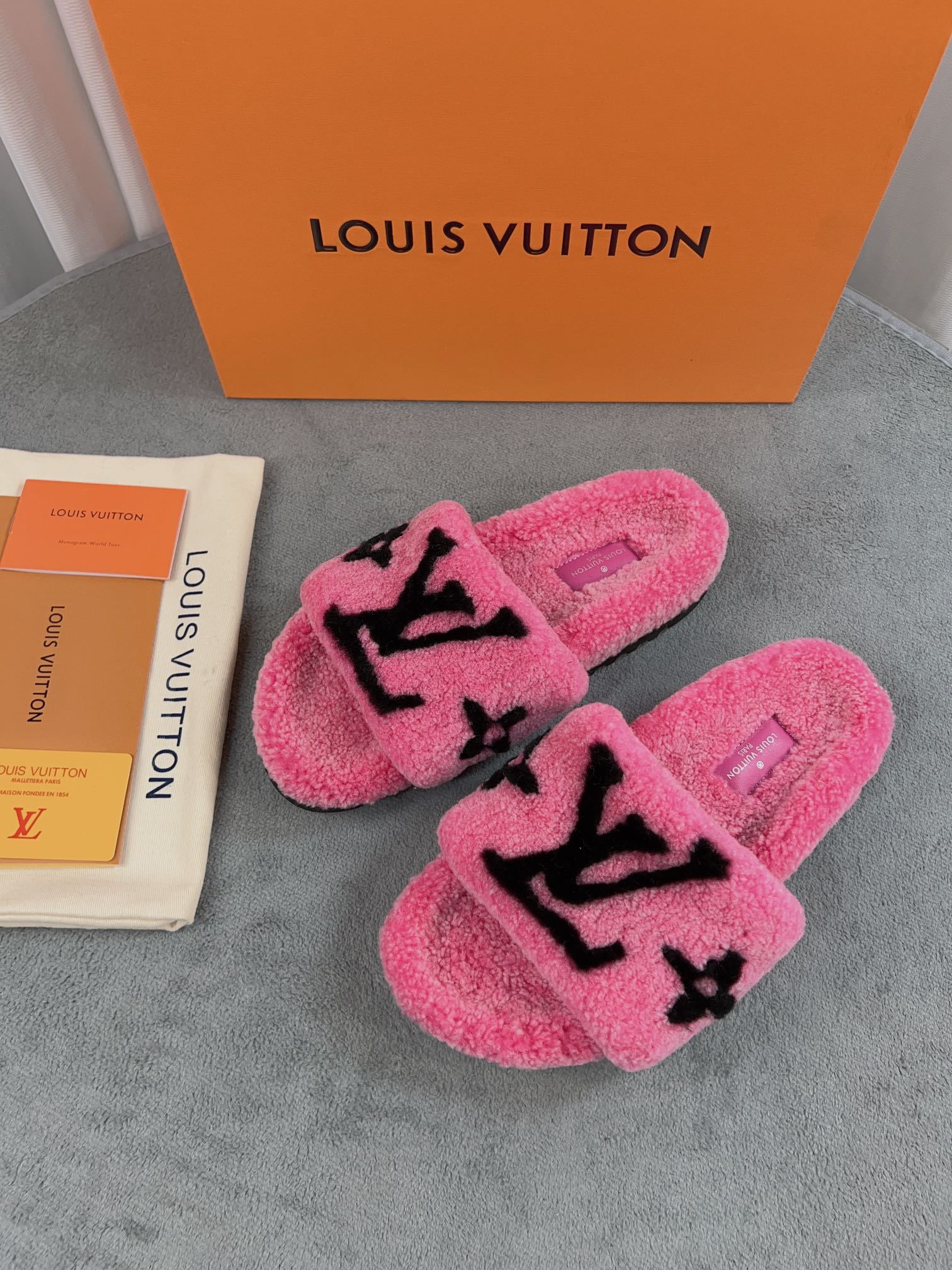LV 高仿毛絨拖鞋 玫紅黑大LOGO時尚款｜歐美奢侈品精品推薦