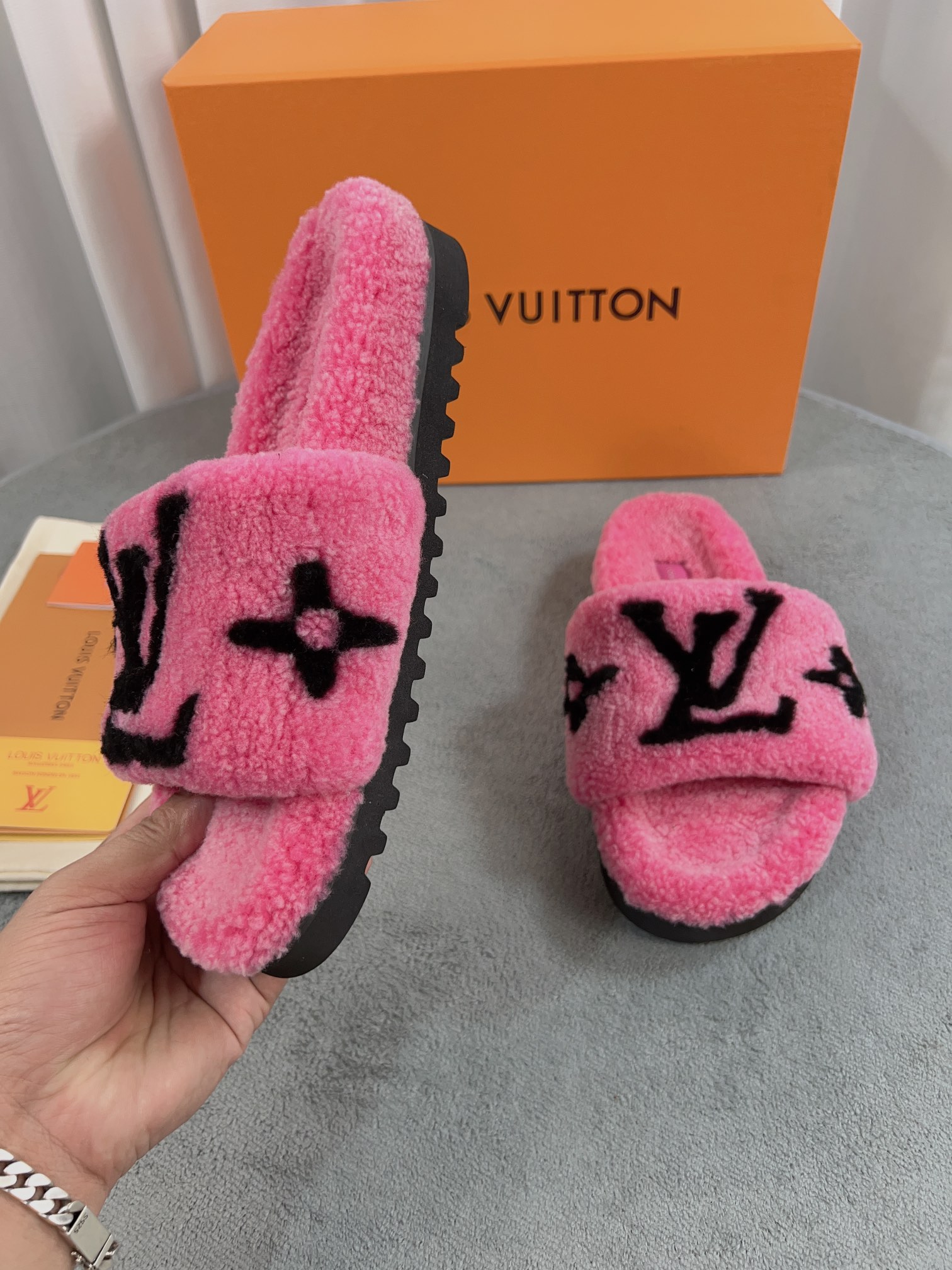 LV 高仿毛絨拖鞋 玫紅黑大LOGO時尚款｜歐美奢侈品精品推薦