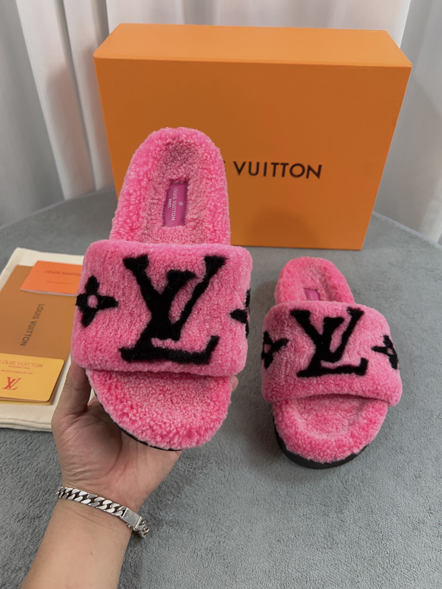 LV 高仿毛絨拖鞋 玫紅黑大LOGO時尚款｜歐美奢侈品精品推薦