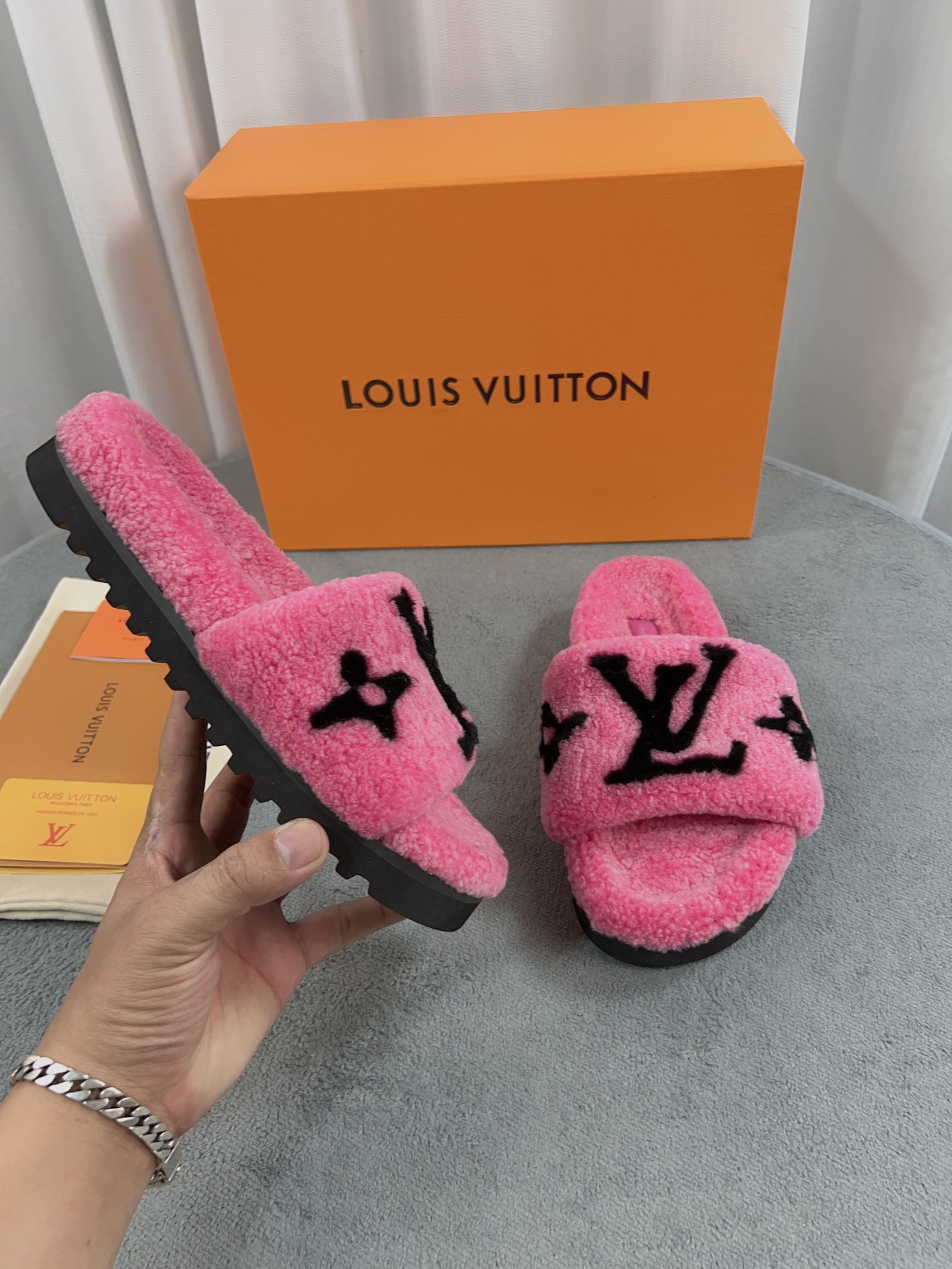 LV 高仿毛絨拖鞋 玫紅黑大LOGO時尚款｜歐美奢侈品精品推薦