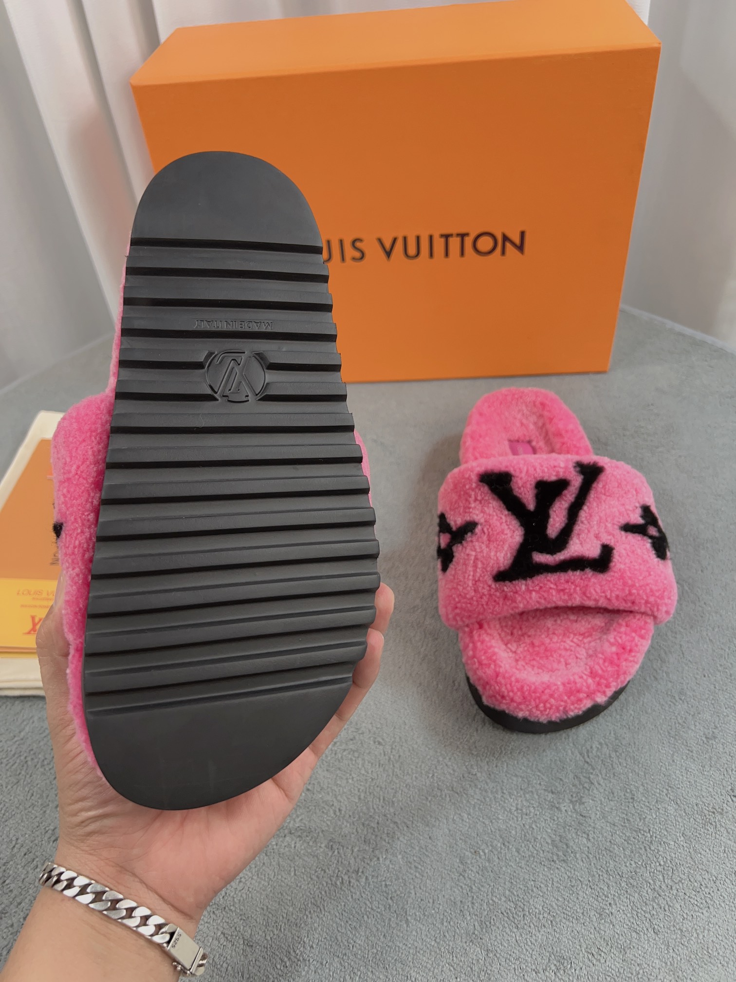 LV 高仿毛絨拖鞋 玫紅黑大LOGO時尚款｜歐美奢侈品精品推薦