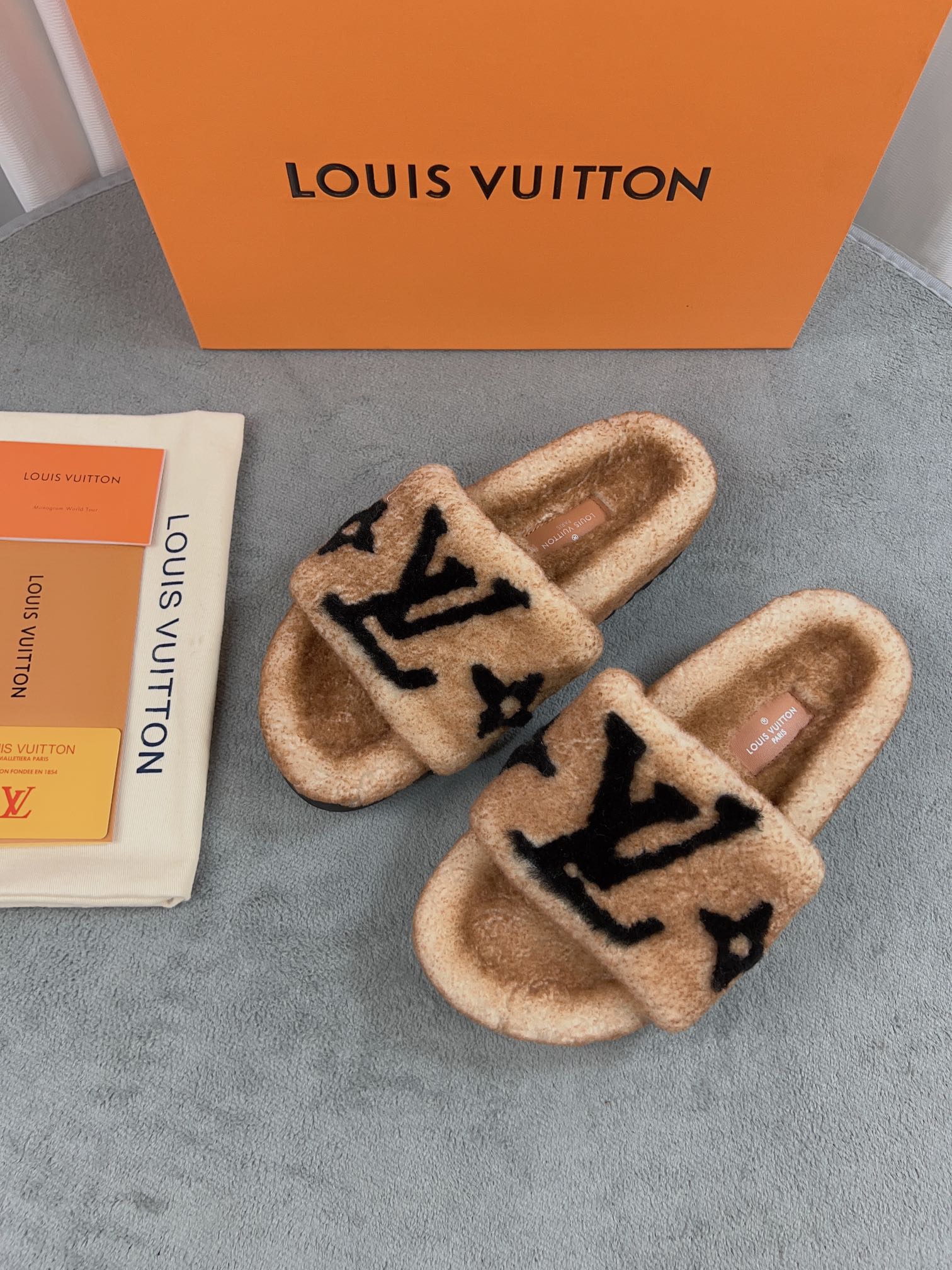 LV 高仿毛絨拖鞋 卡其黑大LOGO百搭款｜歐美奢侈品精品推薦