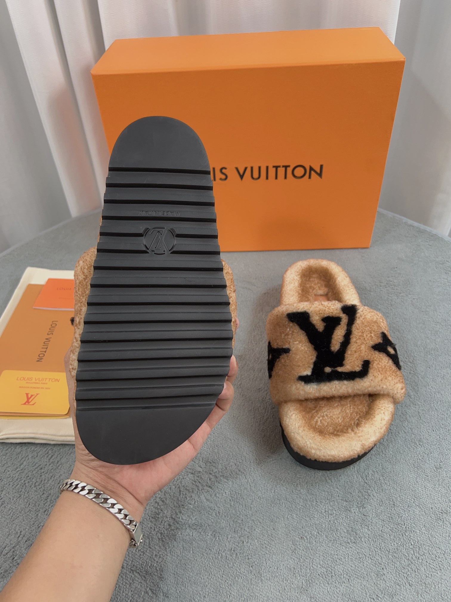 LV 高仿毛絨拖鞋 卡其黑大LOGO百搭款｜歐美奢侈品精品推薦