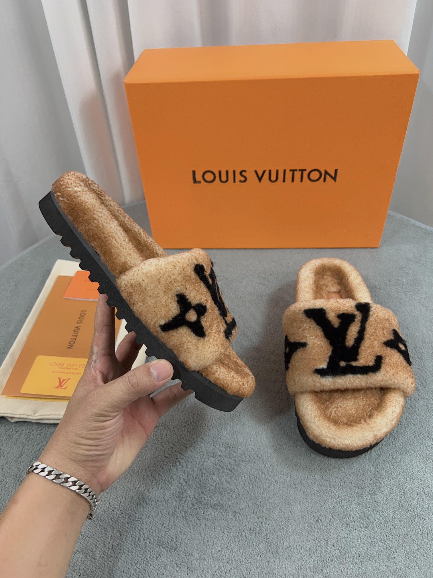 LV 高仿毛絨拖鞋 卡其黑大LOGO百搭款｜歐美奢侈品精品推薦
