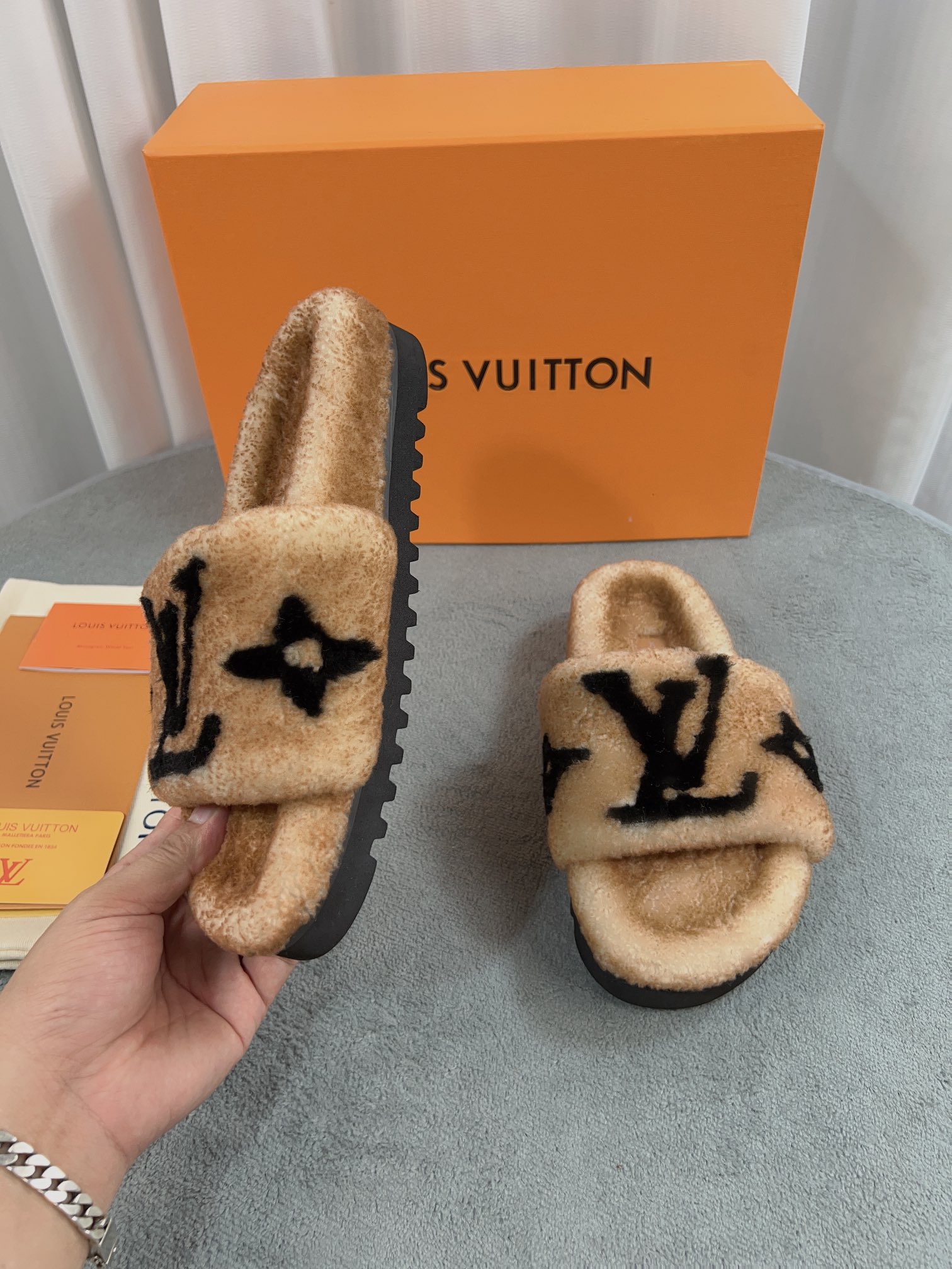 LV 高仿毛絨拖鞋 卡其黑大LOGO百搭款｜歐美奢侈品精品推薦