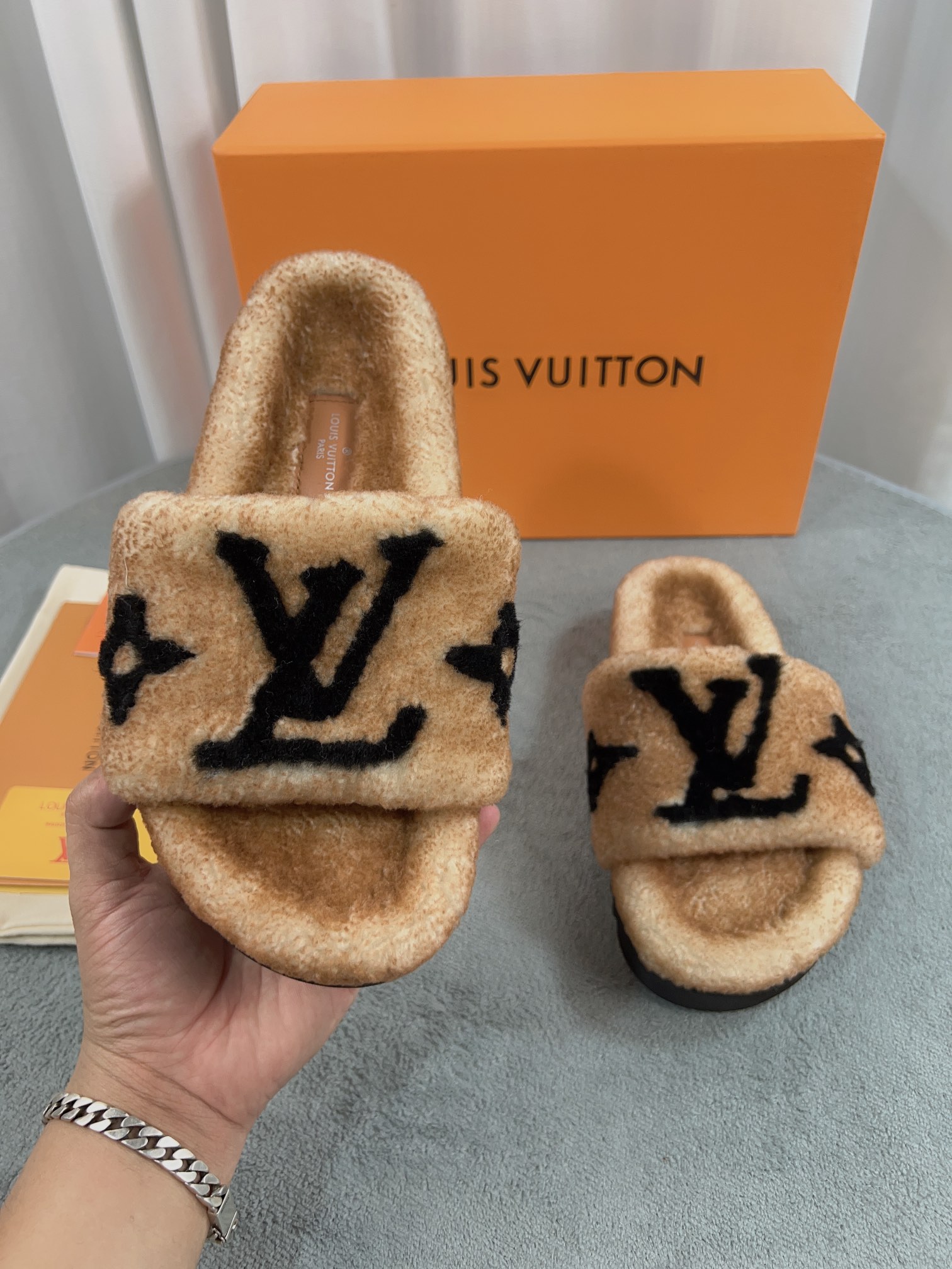 LV 高仿毛絨拖鞋 卡其黑大LOGO百搭款｜歐美奢侈品精品推薦