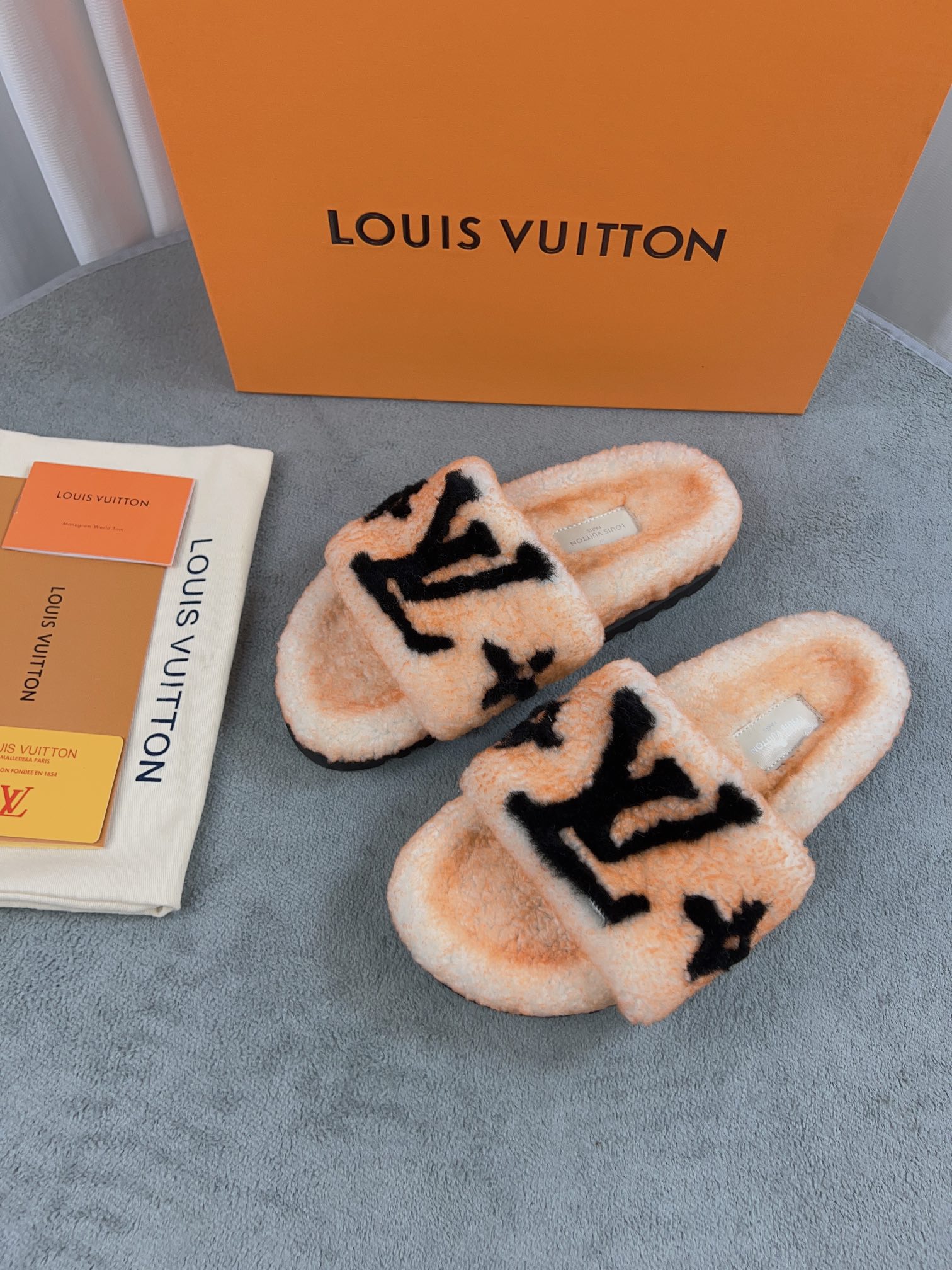 LV 高仿毛絨拖鞋 杏橙黑大LOGO溫暖款｜歐美奢侈品精品推薦