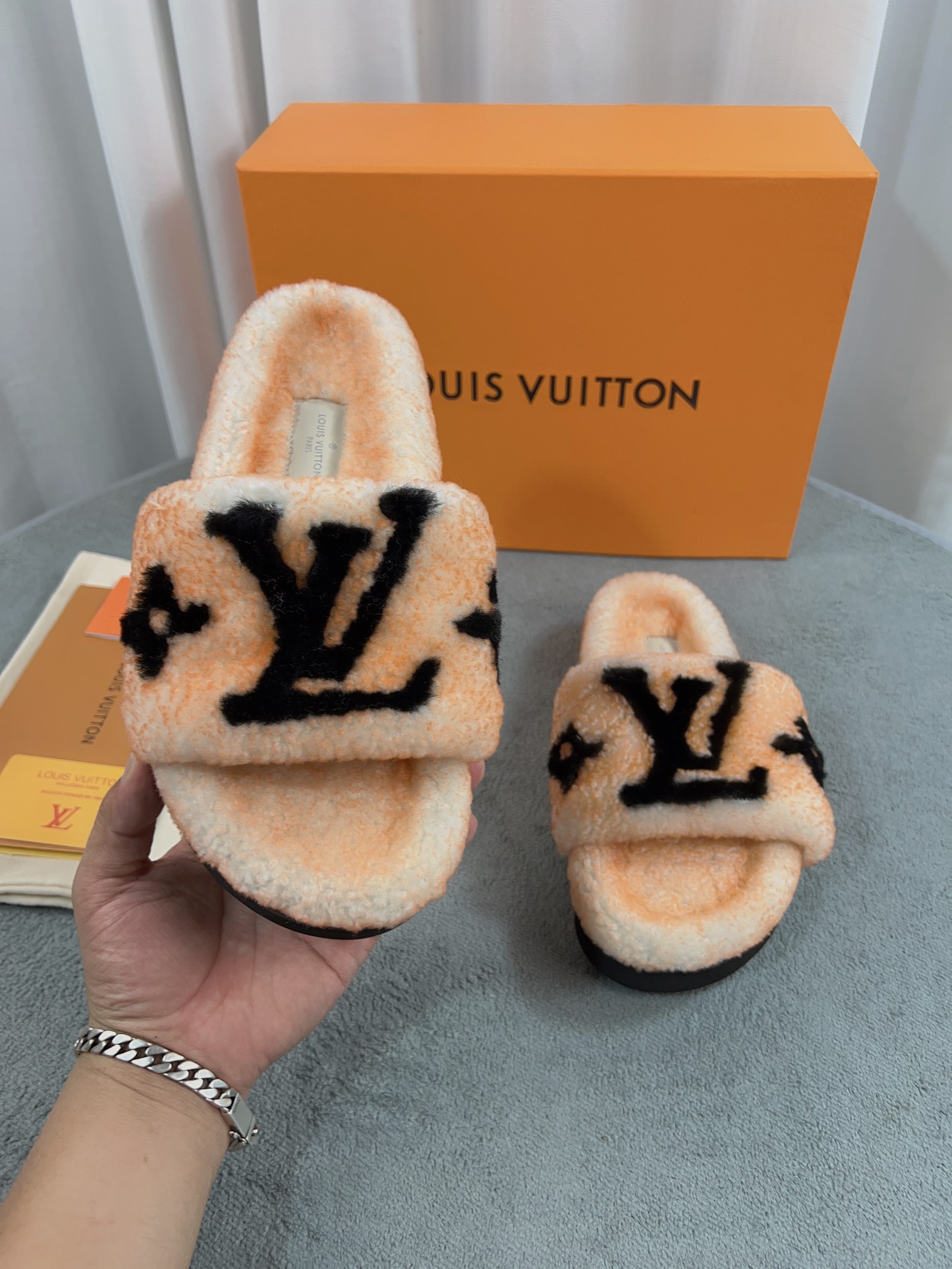 LV 高仿毛絨拖鞋 杏橙黑大LOGO溫暖款｜歐美奢侈品精品推薦