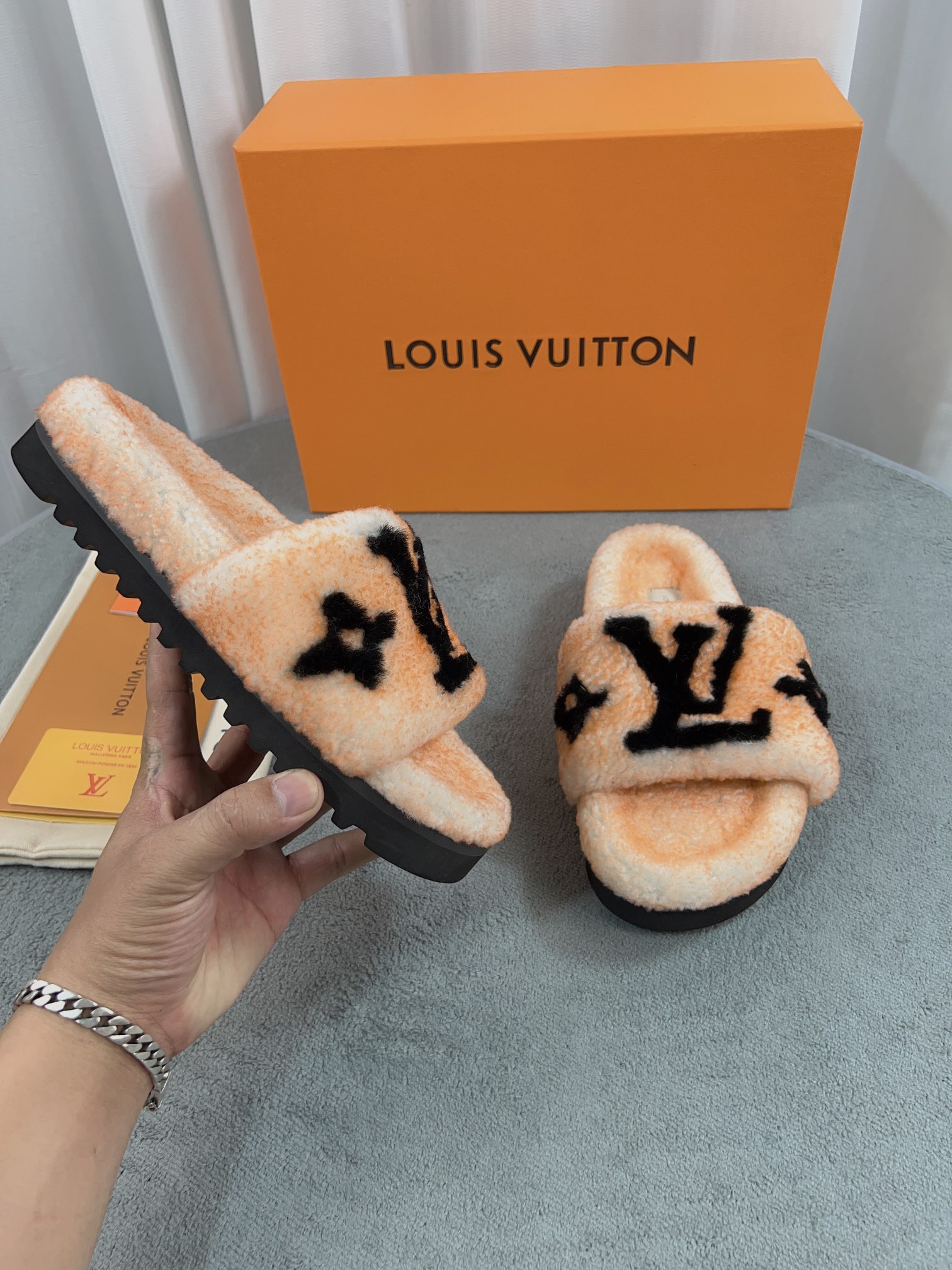LV 高仿毛絨拖鞋 杏橙黑大LOGO溫暖款｜歐美奢侈品精品推薦