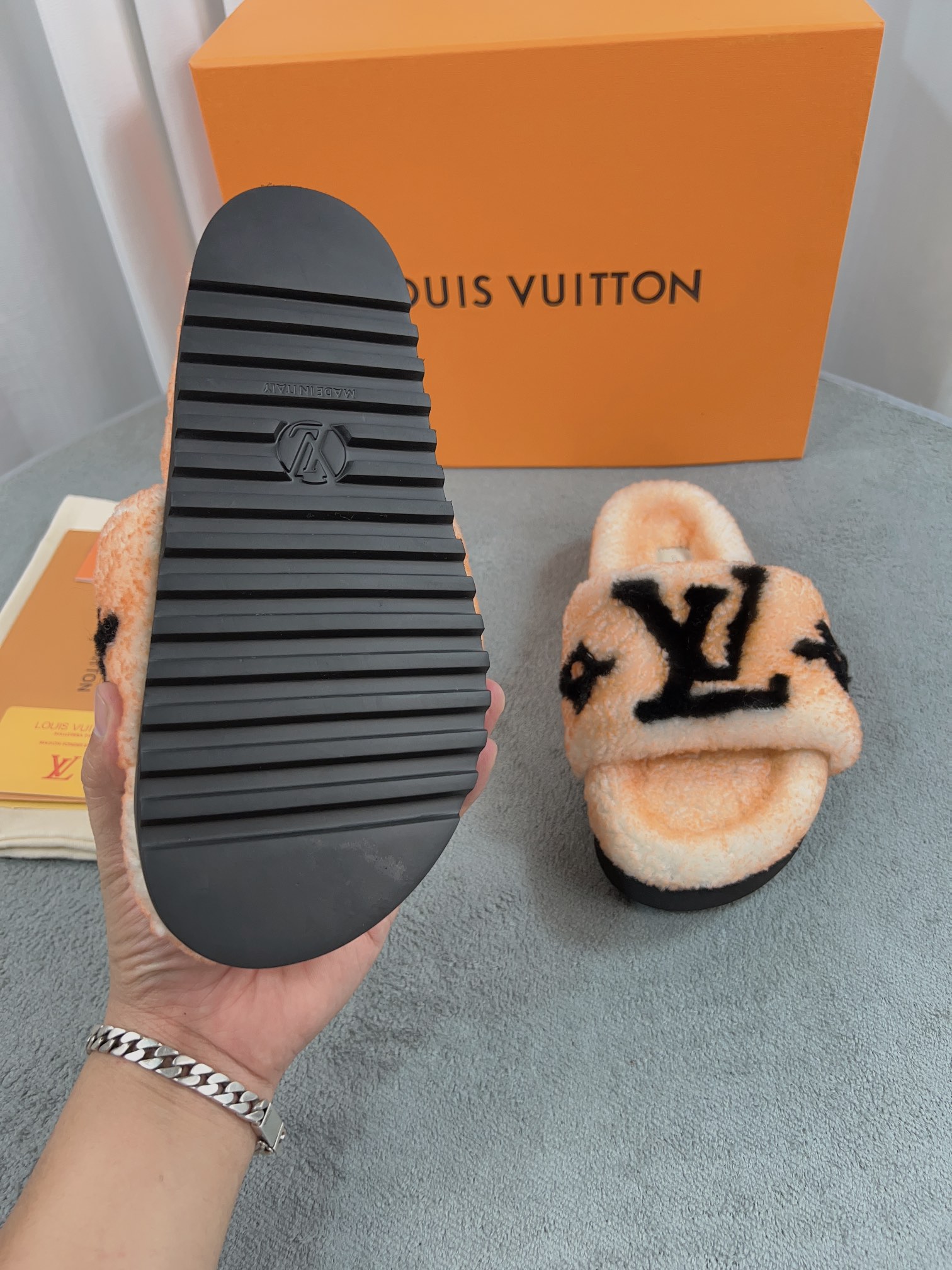 LV 高仿毛絨拖鞋 杏橙黑大LOGO溫暖款｜歐美奢侈品精品推薦