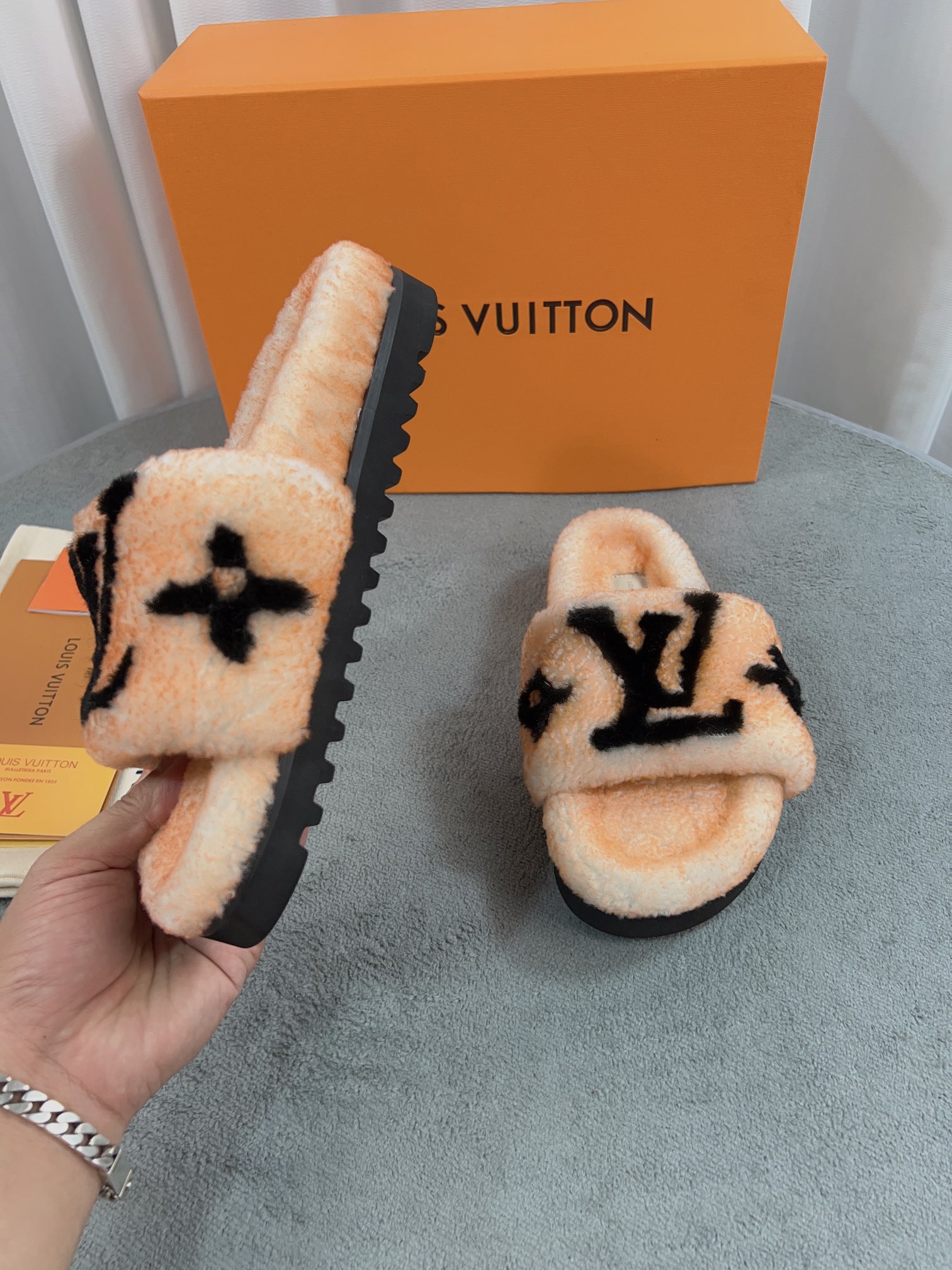 LV 高仿毛絨拖鞋 杏橙黑大LOGO溫暖款｜歐美奢侈品精品推薦
