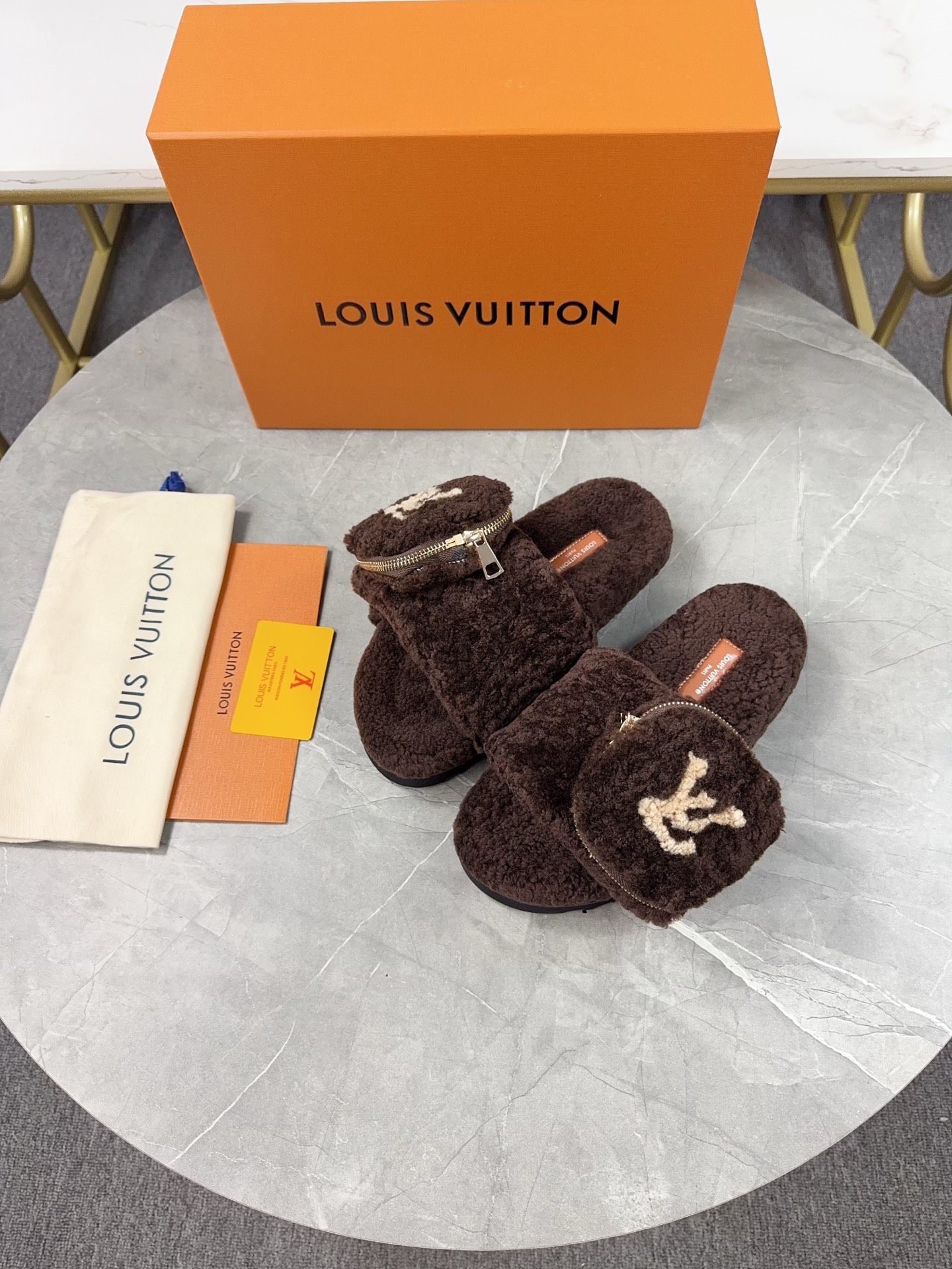 LV 高仿毛絨拖鞋 深棕小口袋設計休閒款｜歐美奢侈品精品推薦